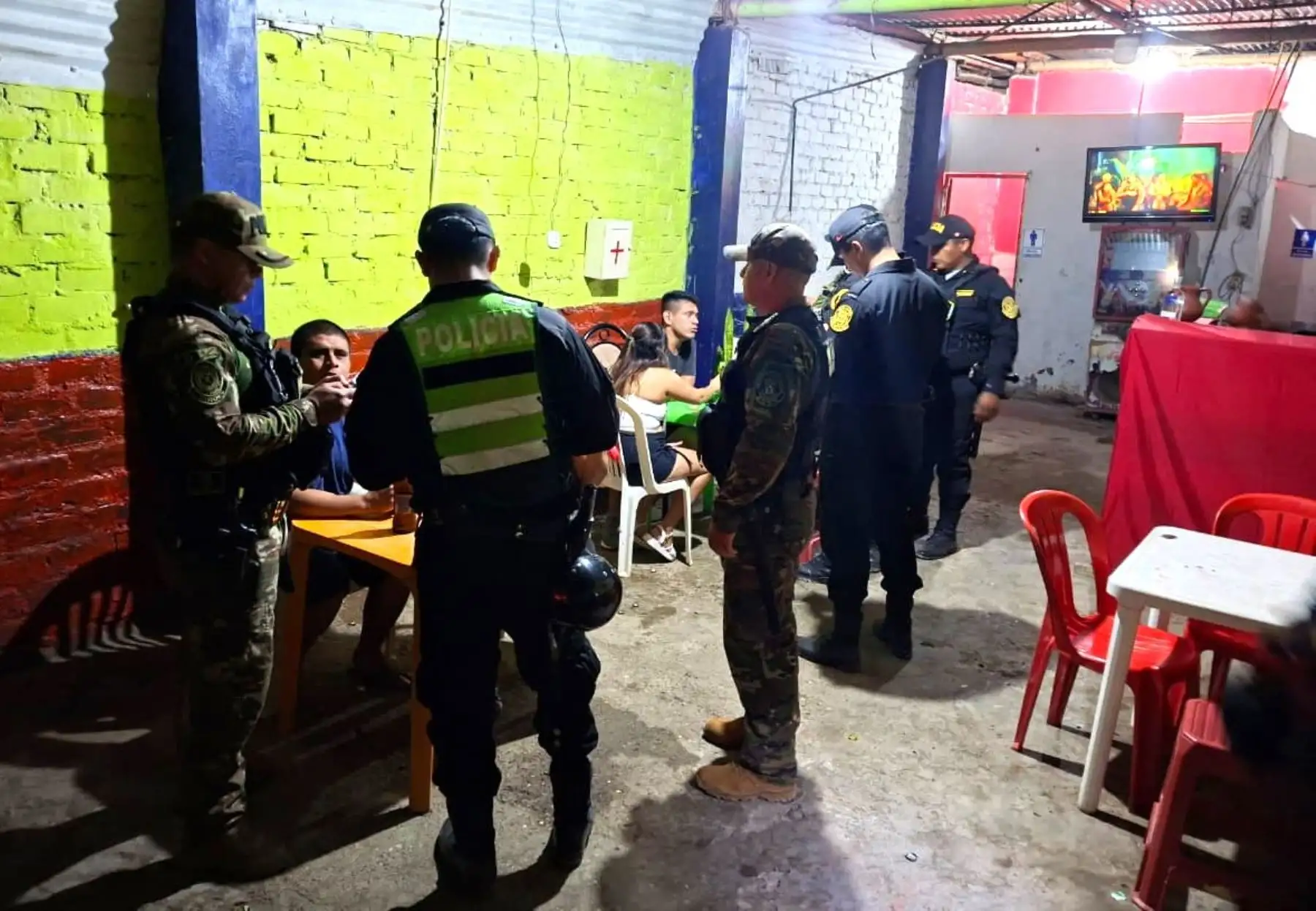 Efectivos de la Policía Nacional y miembros del Ejército del Perú ejecutaron esta madrugada un operativo contra la delincuencia en las ciudades de Piura y Sullana. ANDINA/Difusión