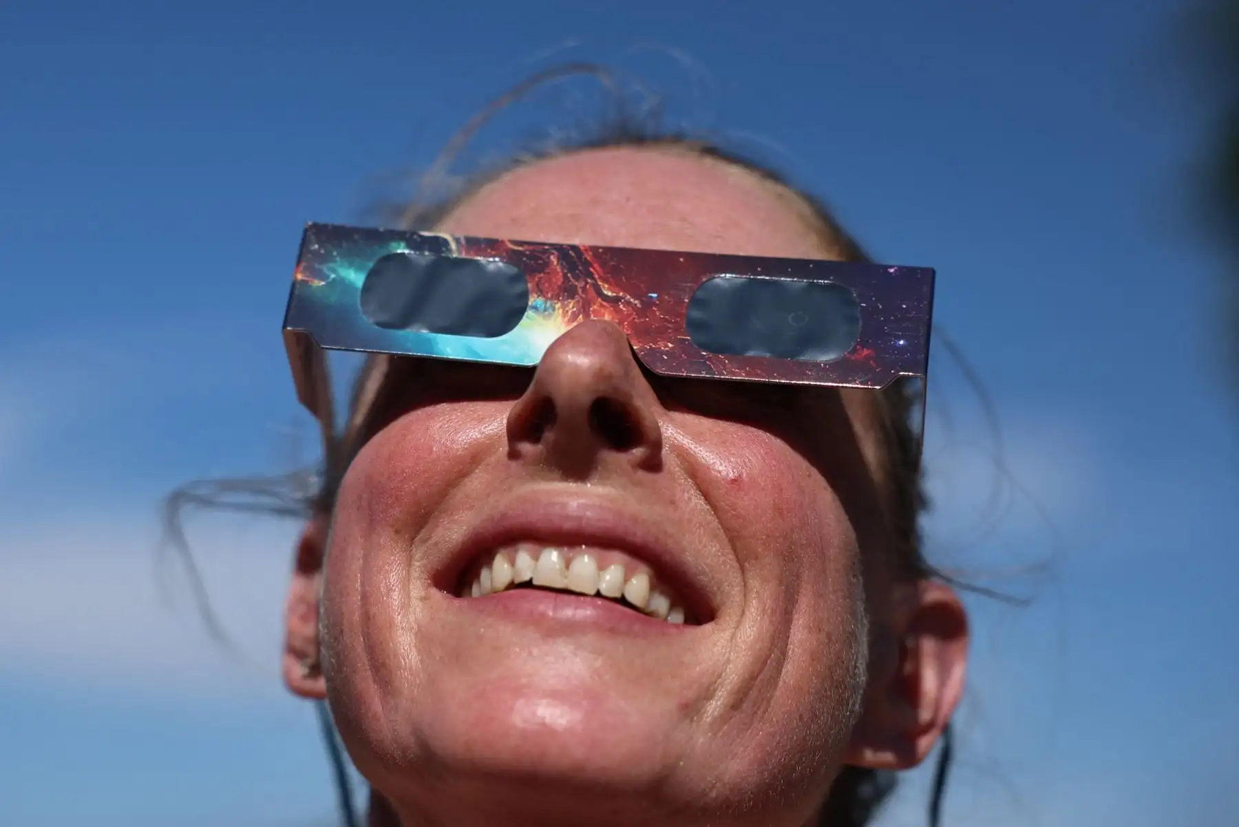 Personas se protegen los ojos con gafas especiales durante un eclipse en el Observatorio de Greenwich, en Londres. Foto: EFE