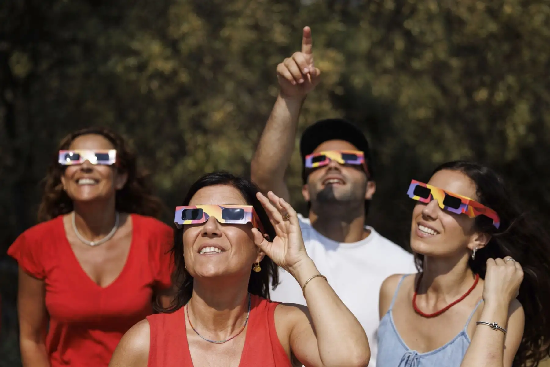 La gente se prepara para observar un eclipse solar total en Río de Oro, Bragança, Portugal. Foto: EFE