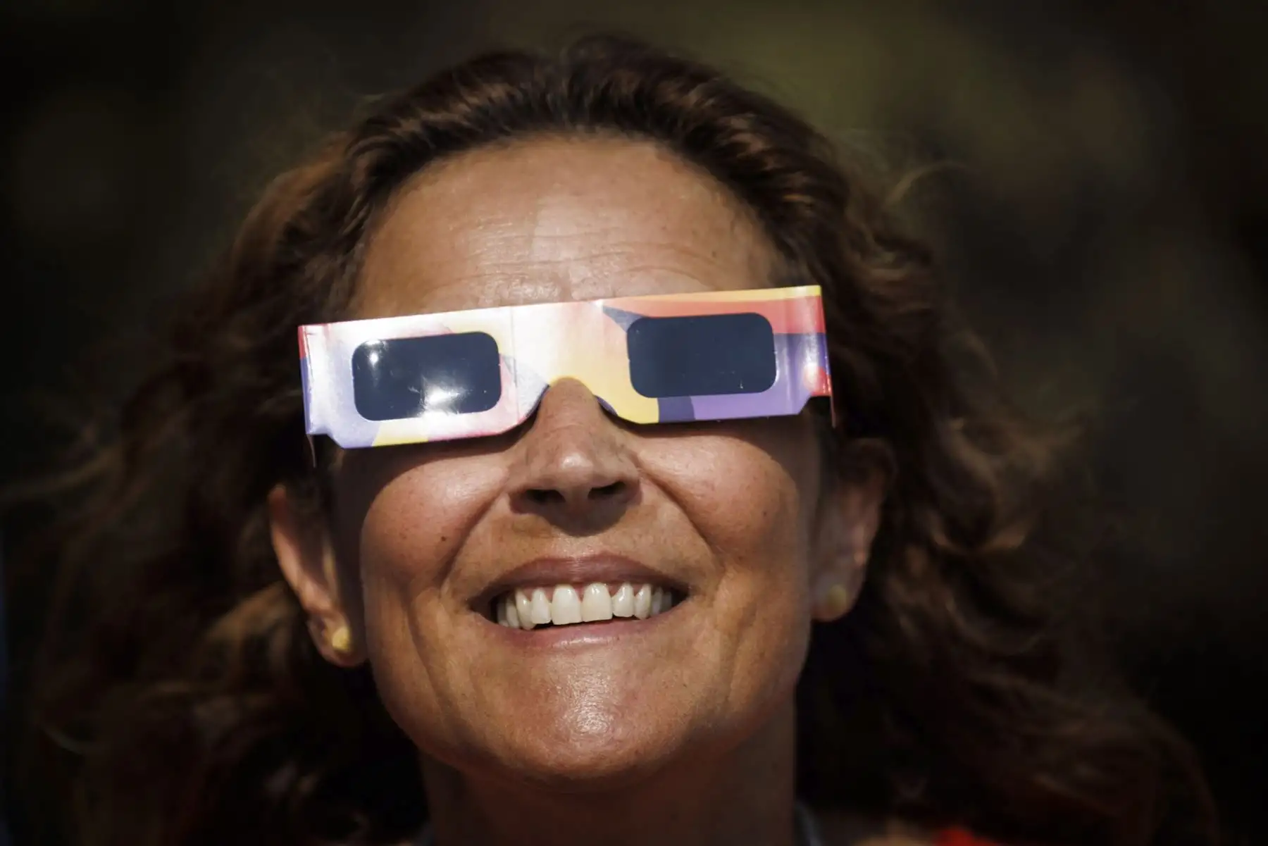 La gente se prepara para observar un eclipse solar total en Río de Oro, Bragança, Portugal. Foto: EFE