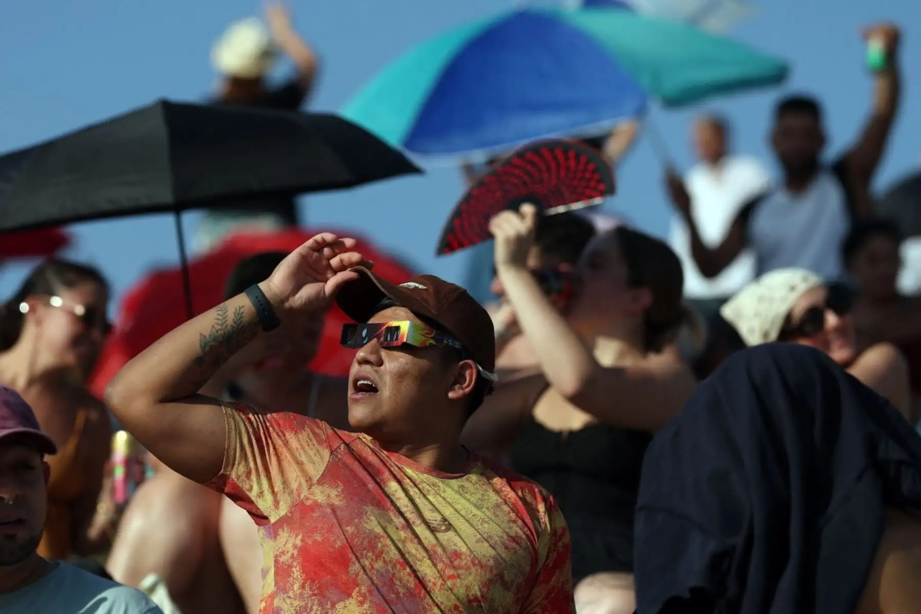 La gente se reúne en el parque El Cerro del Tío Pío de Madrid para observar el eclipse solar total. Foto: AFP