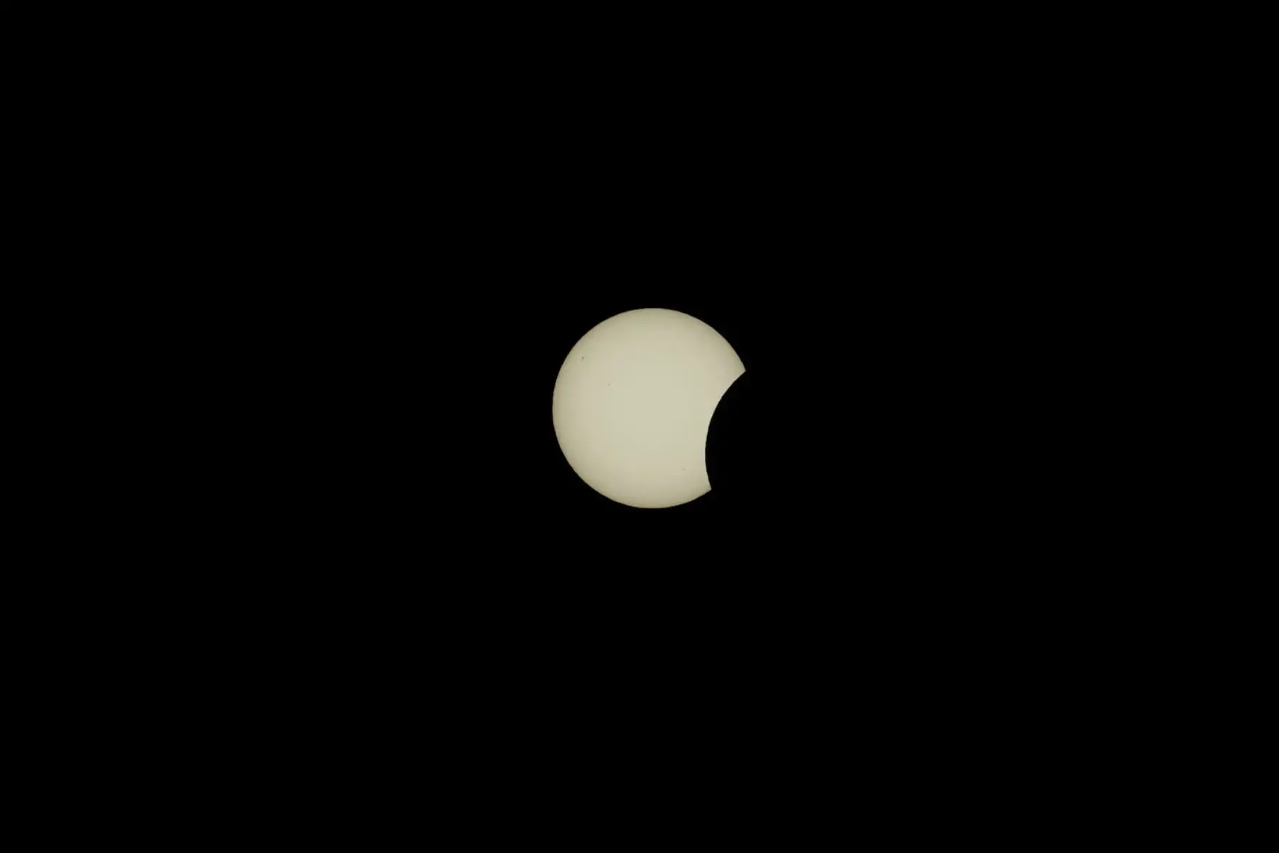 Comienza el eclipse de sol visto desde la playa de Doniños en Ferrol este miércoles. Foto: EFE