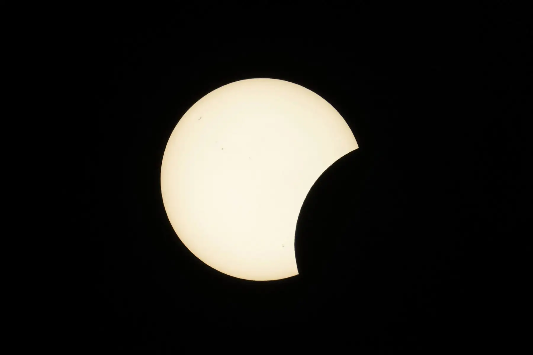 Comienzo del eclipse solar visto desde la playa de Riazor en Coruña, este miércoles. Foto: EFE