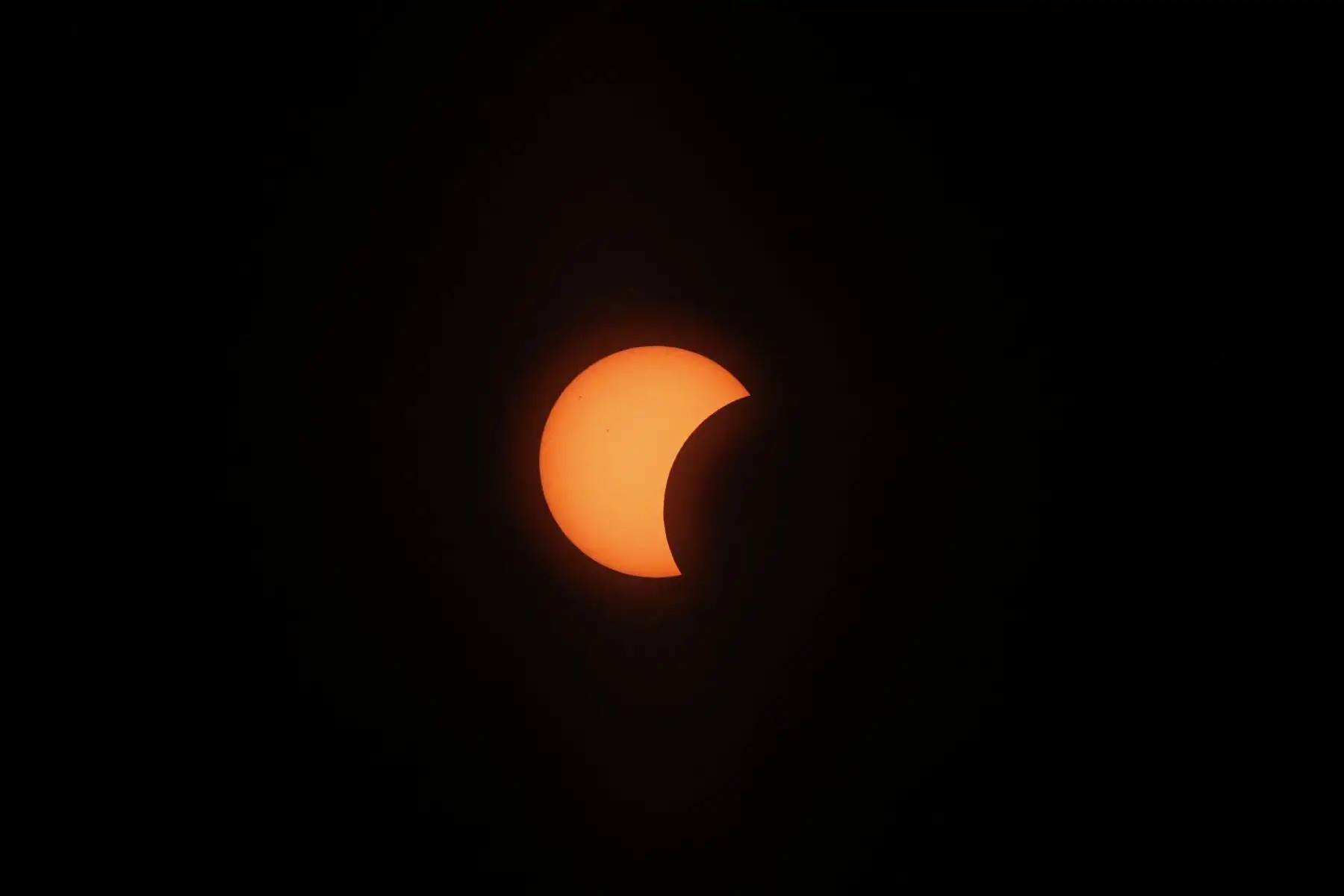 Comienza el eclipse de sol visto desde Castillo de Pambre en Palas Rei, Lugo. Foto: EFE
