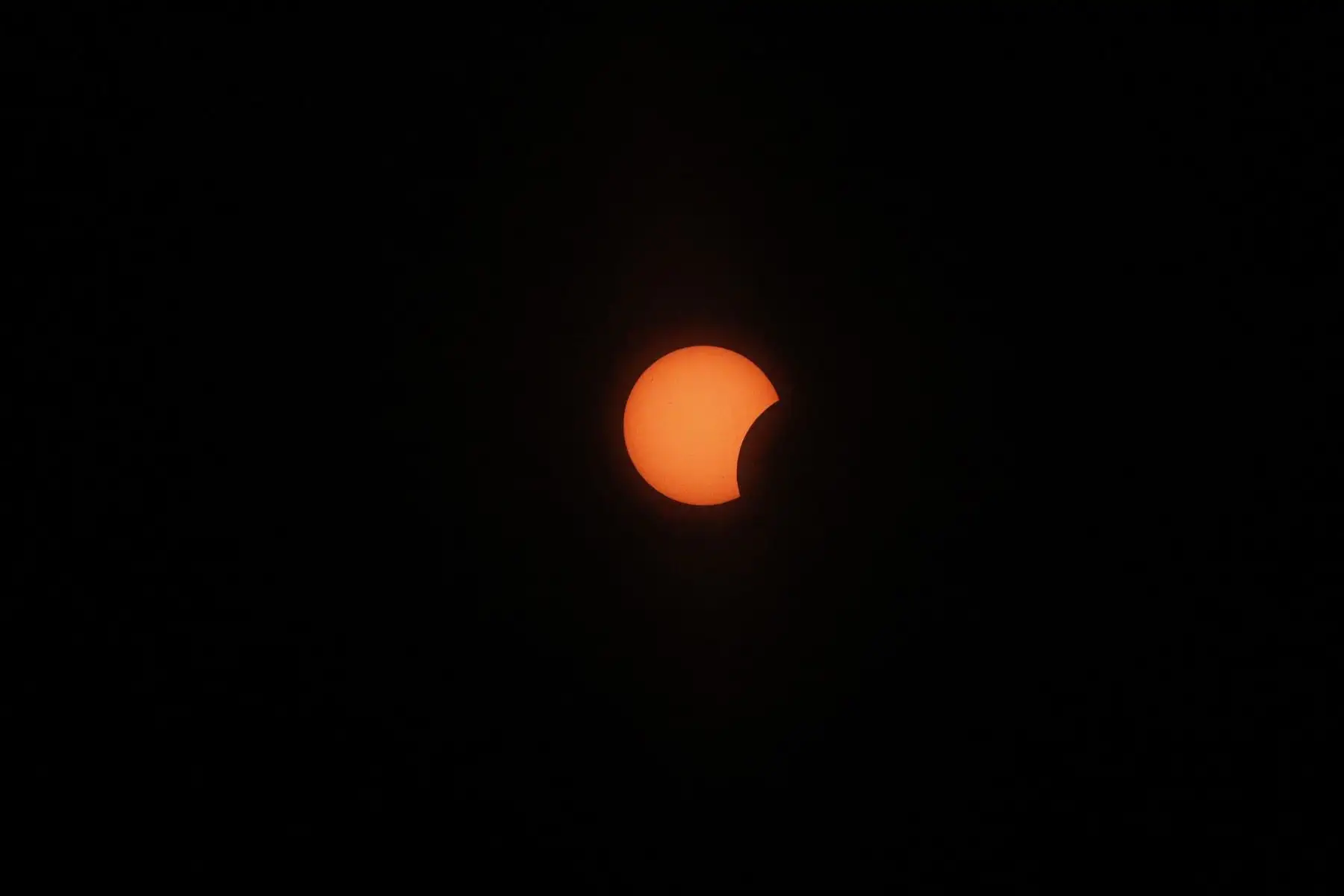 Comienza el eclipse de sol visto desde Castillo de Pambre en Palas Rei, Lugo. Foto: EFE