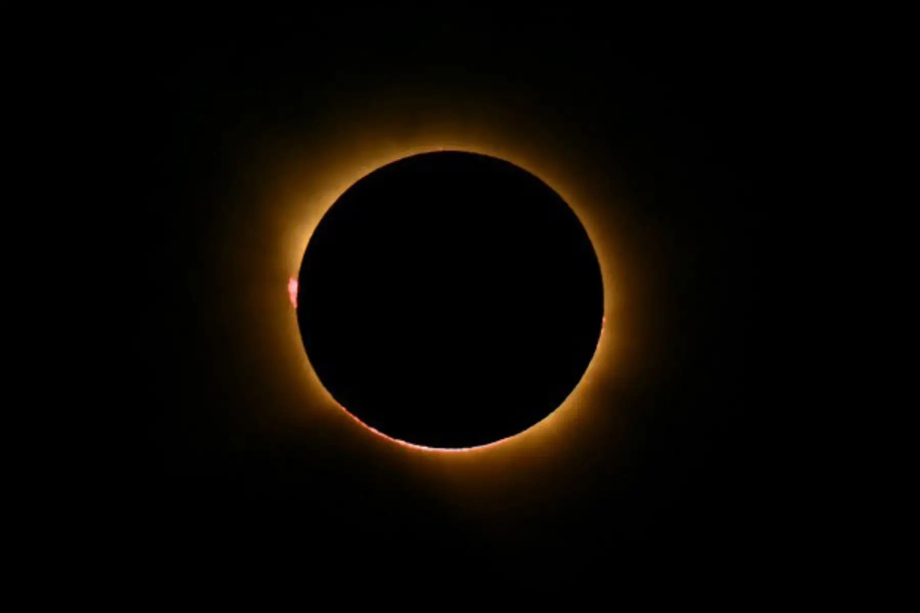 La corona solar resplandece mientras la Luna bloquea completamente el Sol durante la fase de totalidad del eclipse solar total, visto desde la laguna costera de La Albufera en Valencia. Foto: AFP