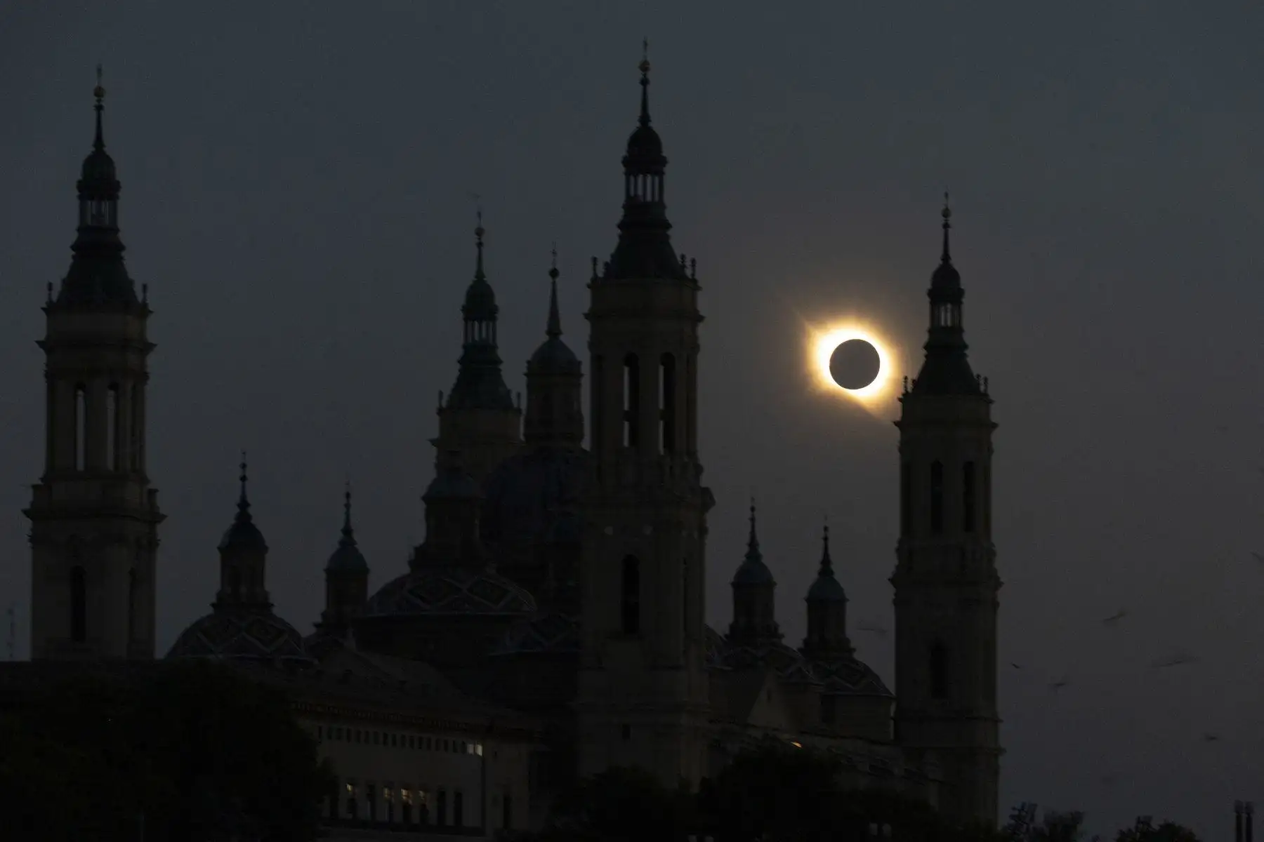 Vista del eclipse solar en Zaragoza. Foto: EFE