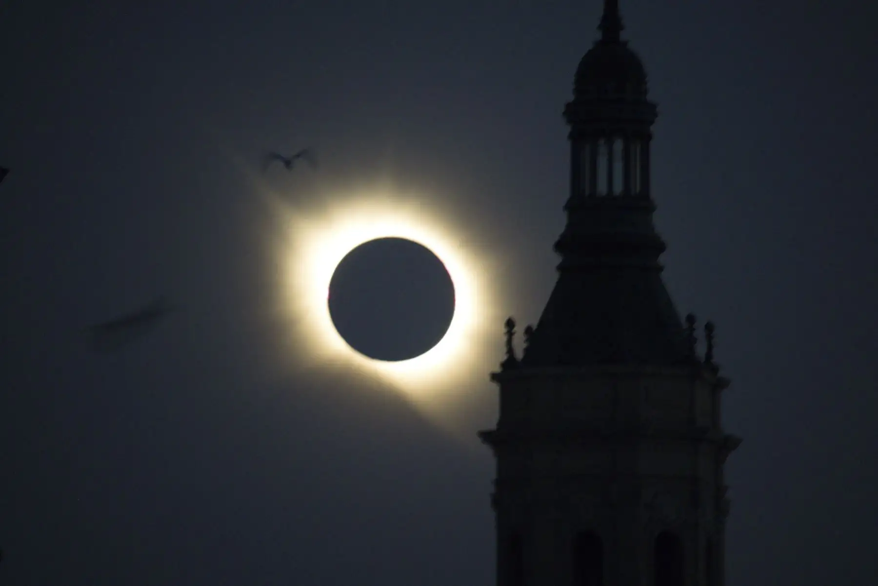 Vista del eclipse solar en Zaragoza. Foto: EFE