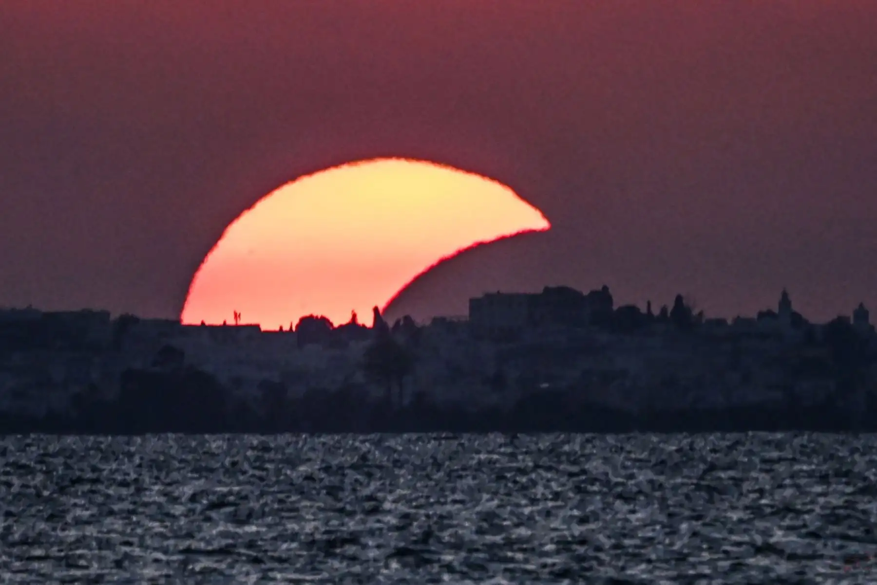 El 12 de agosto de 2026 se observó un eclipse solar parcial en la playa de Soliman, en la provincia tunecina de Nabeul. Foto: AFP