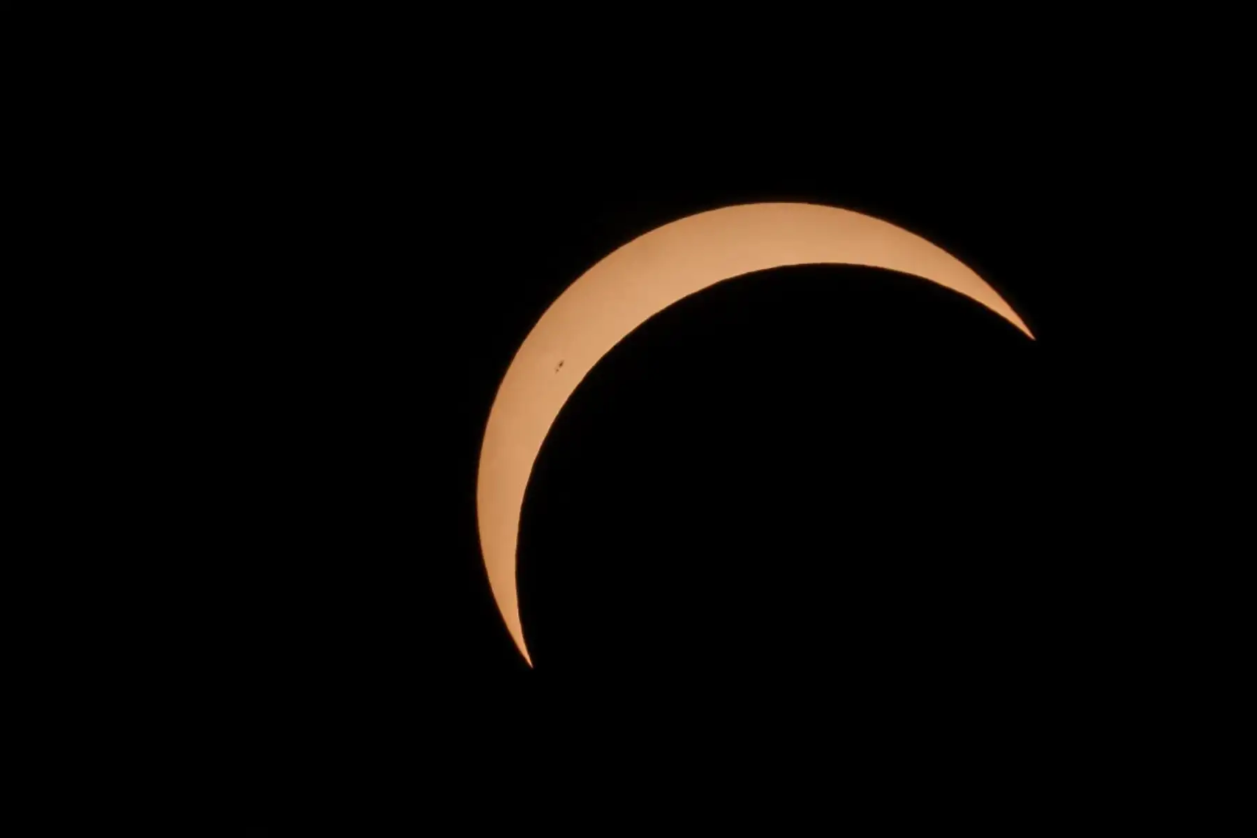 Este fue el primer eclipse total visible en la Europa continental desde 2006. A lo largo de la historia de la humanidad, los eclipses han despertado asombro, temor y reverencia, ya que parecen detener momentáneamente el curso normal de la naturaleza, creando un extraño crepúsculo durante el cual descienden las temperaturas, las sombras se proyectan en ángulos insólitos y algunos animales se disponen a dormir. Foto: AFP