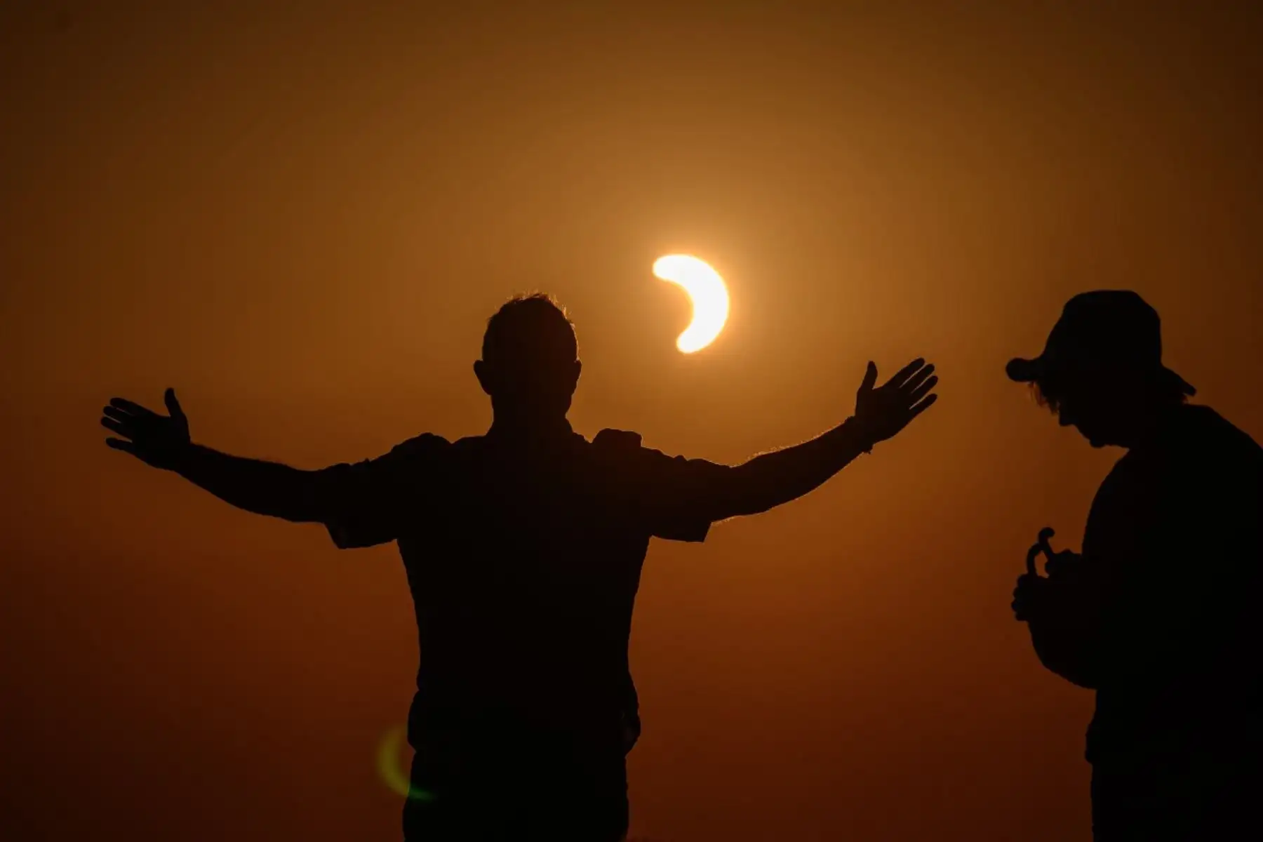 Unas personas observan un eclipse solar parcial desde la cima del Chasseral, sobre Nods, en el noroeste de Suiza. AFP