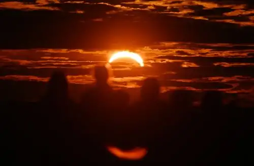 Dos minutos de noche en pleno día: una fiesta de Europa asiste al eclipse solar total