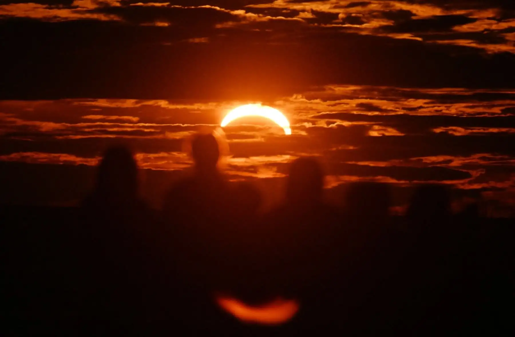 La Luna pasa por delante del Sol mientras este se pone durante un eclipse solar parcial en San Petersburgo. AFP