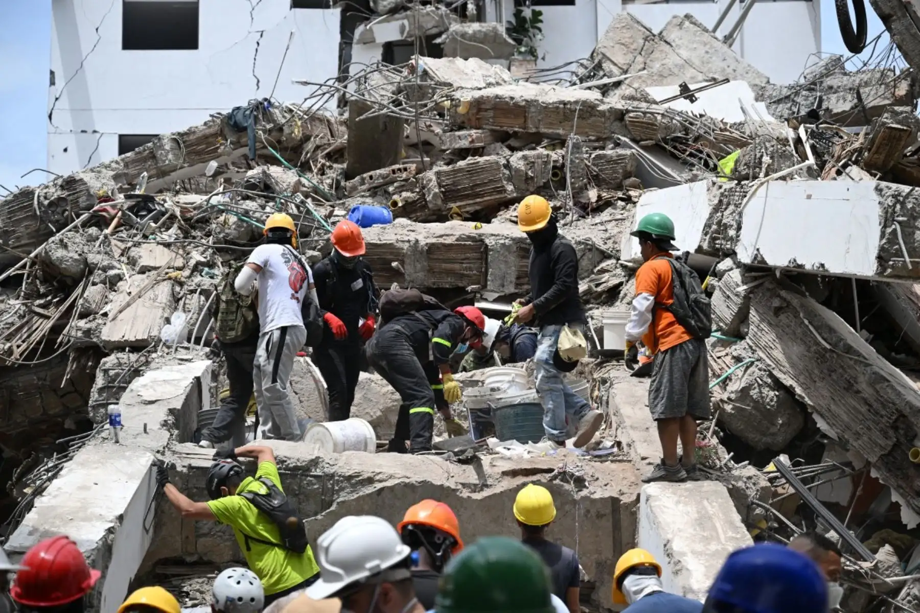 Equipos de rescate, soldados y voluntarios buscaron entre los restos de edificios de apartamentos y oficinas en el oeste de Colombia, en una carrera contrarreloj para hallar supervivientes después de que el terremoto más fuerte del último siglo en el país causara la muerte de al menos 239 personas y dejara a muchas más sin hogar. AFP