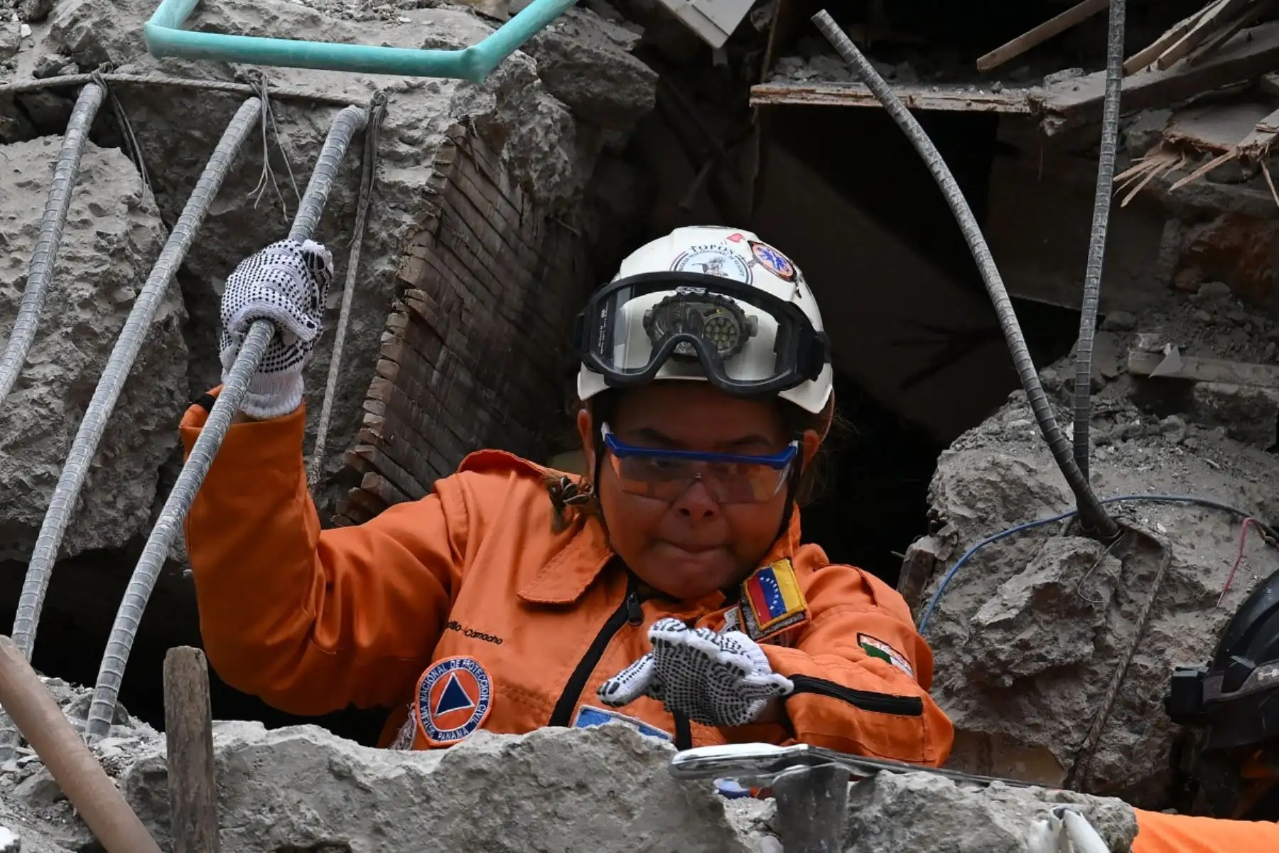 Un rescatista mexicano busca supervivientes entre los escombros de un edificio colapsado tras un terremoto en Cali, Colombia. AFP