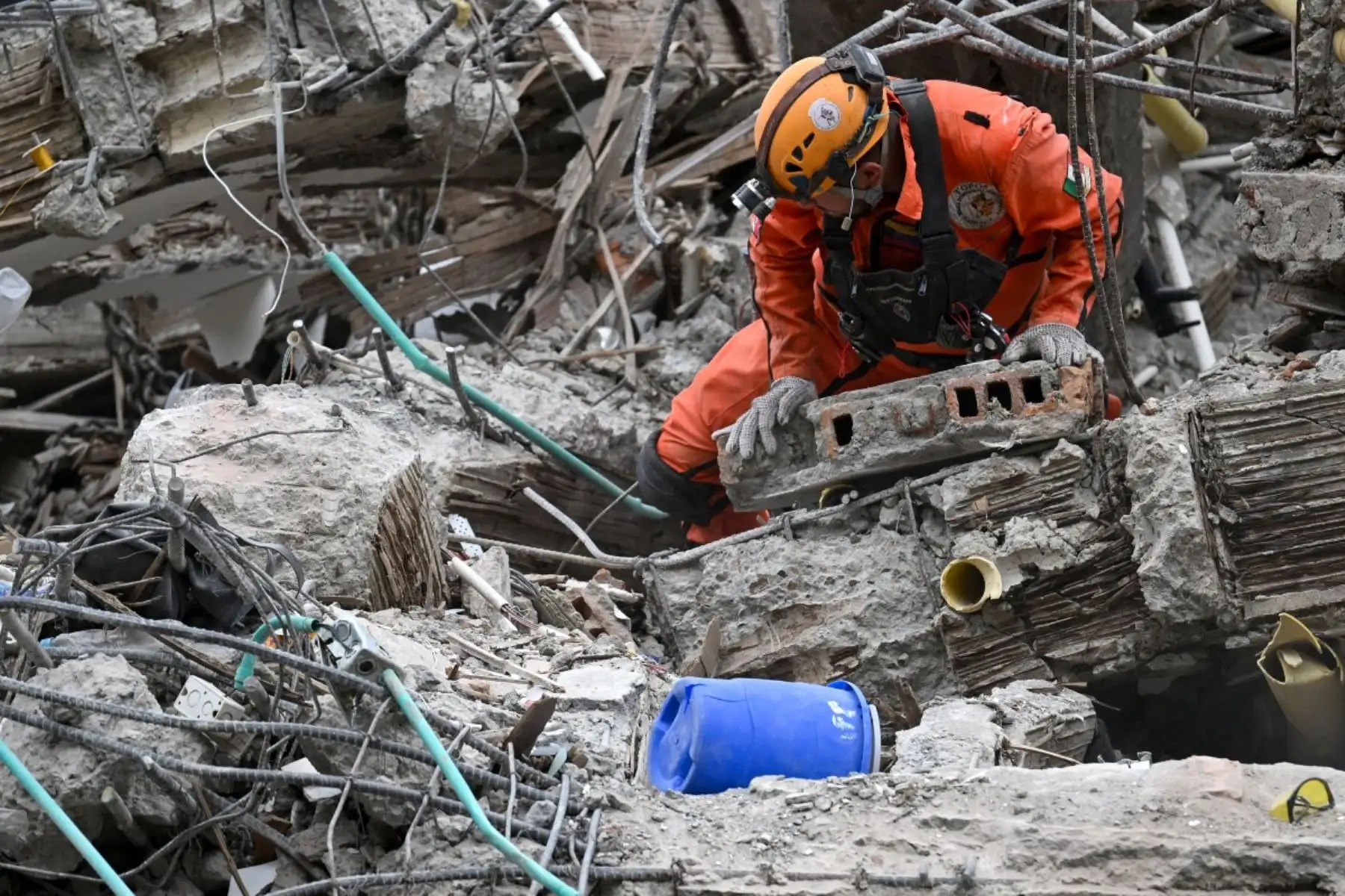 Un rescatista mexicano busca supervivientes entre los escombros de un edificio colapsado tras un terremoto en Cali, Colombia. AFP