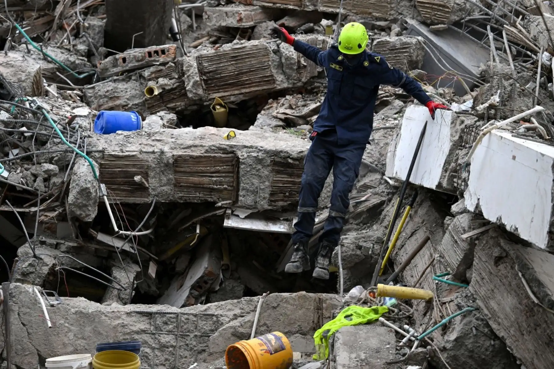 Un bombero colombiano busca supervivientes entre los escombros de un edificio derrumbado tras un terremoto en Cali, Colombia. AFP