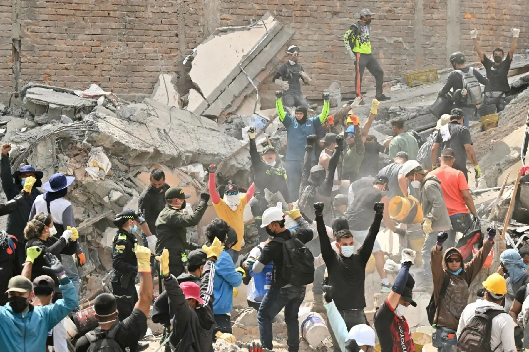 Los equipos de rescate piden silencio durante la búsqueda de supervivientes entre los escombros de un edificio colapsado tras un terremoto en Pereira, Colombia, el 12 de agosto de 2026. Foto: AFP