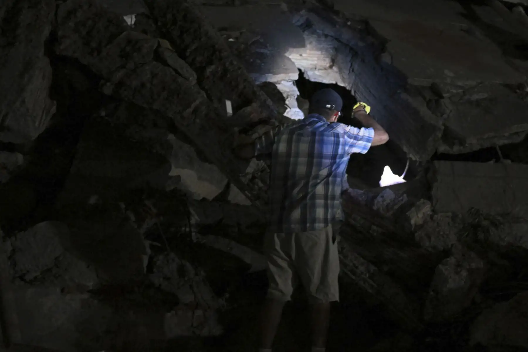 Un voluntario busca supervivientes entre los escombros de edificios derrumbados tras un terremoto en Cali, Colombia. Equipos de rescate, soldados y voluntarios inspeccionaron bloques de apartamentos y edificios de oficinas colapsados ​​en el oeste de Colombia, en una carrera contrarreloj para hallar supervivientes después de que el terremoto más fuerte registrado en el país en un siglo.

Foto: AFP