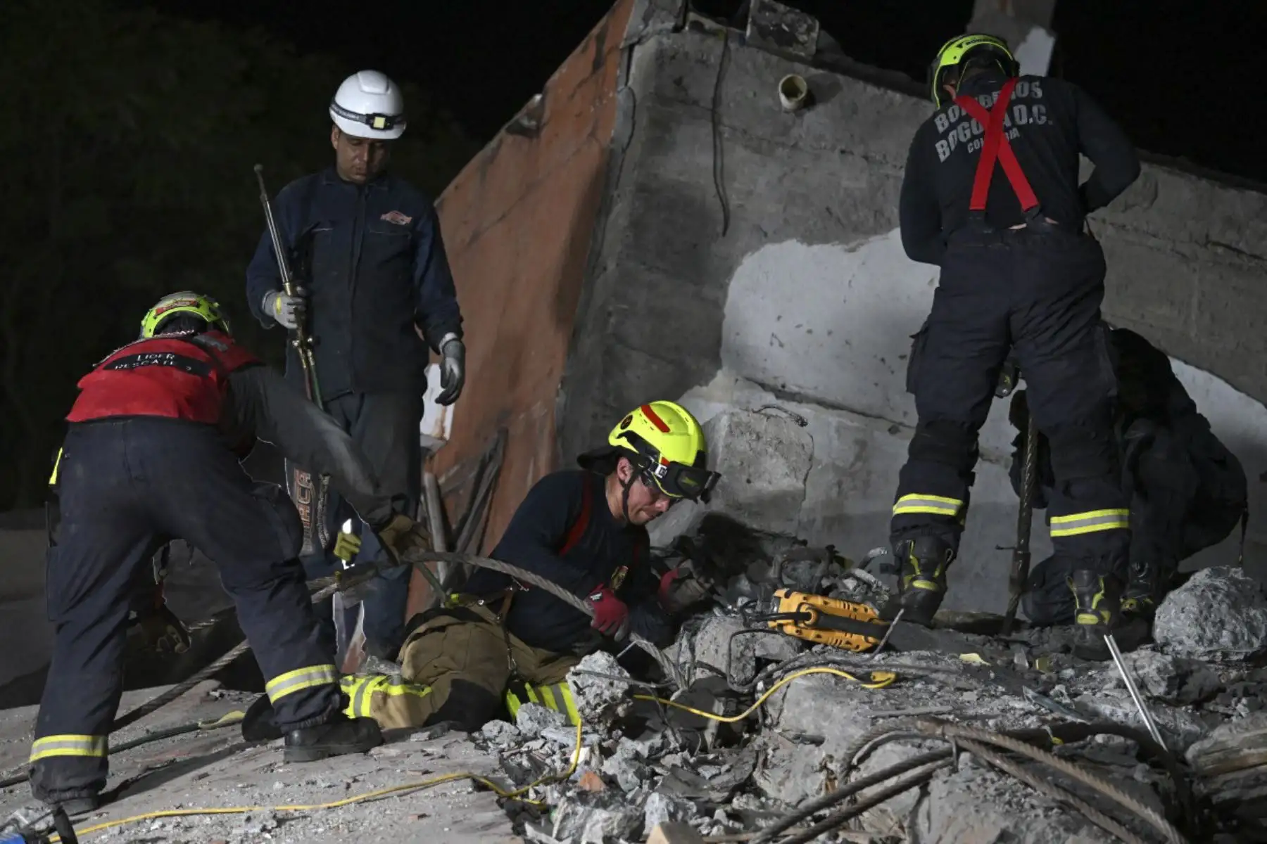Equipos de rescate y voluntarios retiran escombros mientras buscan supervivientes entre los edificios derrumbados tras un terremoto en Cali, Colombia. Socorristas, militares y voluntarios realizaron búsquedas en bloques de apartamentos y edificios de oficinas colapsados ​​en el oeste de Colombia, en una carrera contrarreloj para hallar supervivientes después de que el terremoto más fuerte del último siglo en el país causara la muerte de al menos 239 personas y dejara a muchas más sin hogar 

Foto: AFP