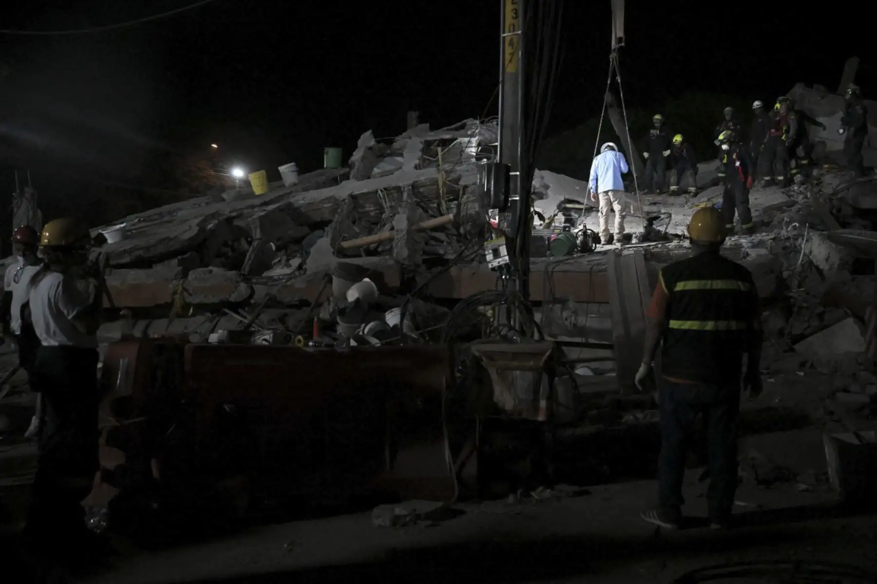 Equipos de rescate buscan supervivientes entre los escombros de edificios colapsados ​​tras un terremoto en Cali, Colombia. 

Foto: AFP