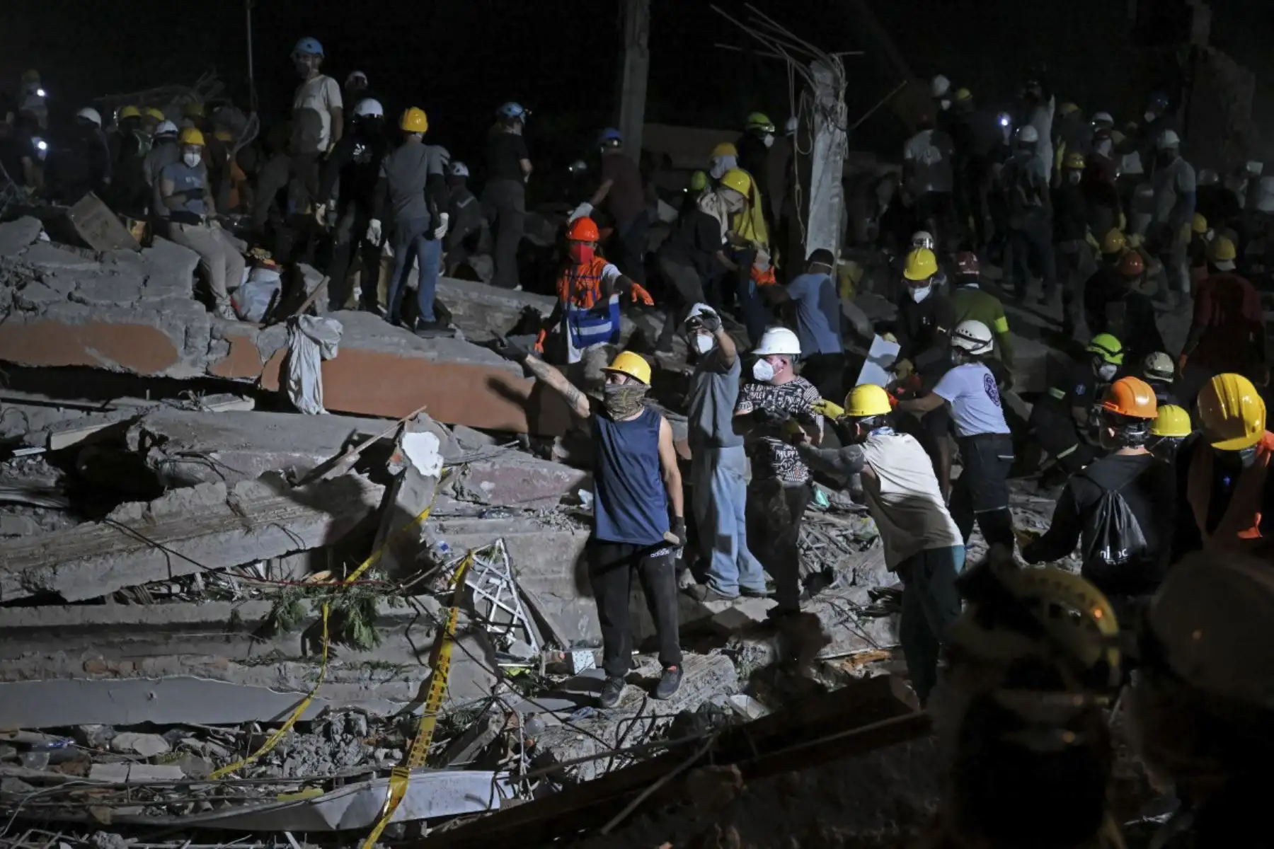 Equipos de rescate y voluntarios buscan supervivientes entre los escombros de edificios colapsados ​​tras un terremoto en Cali, Colombia.

Foto:AFP