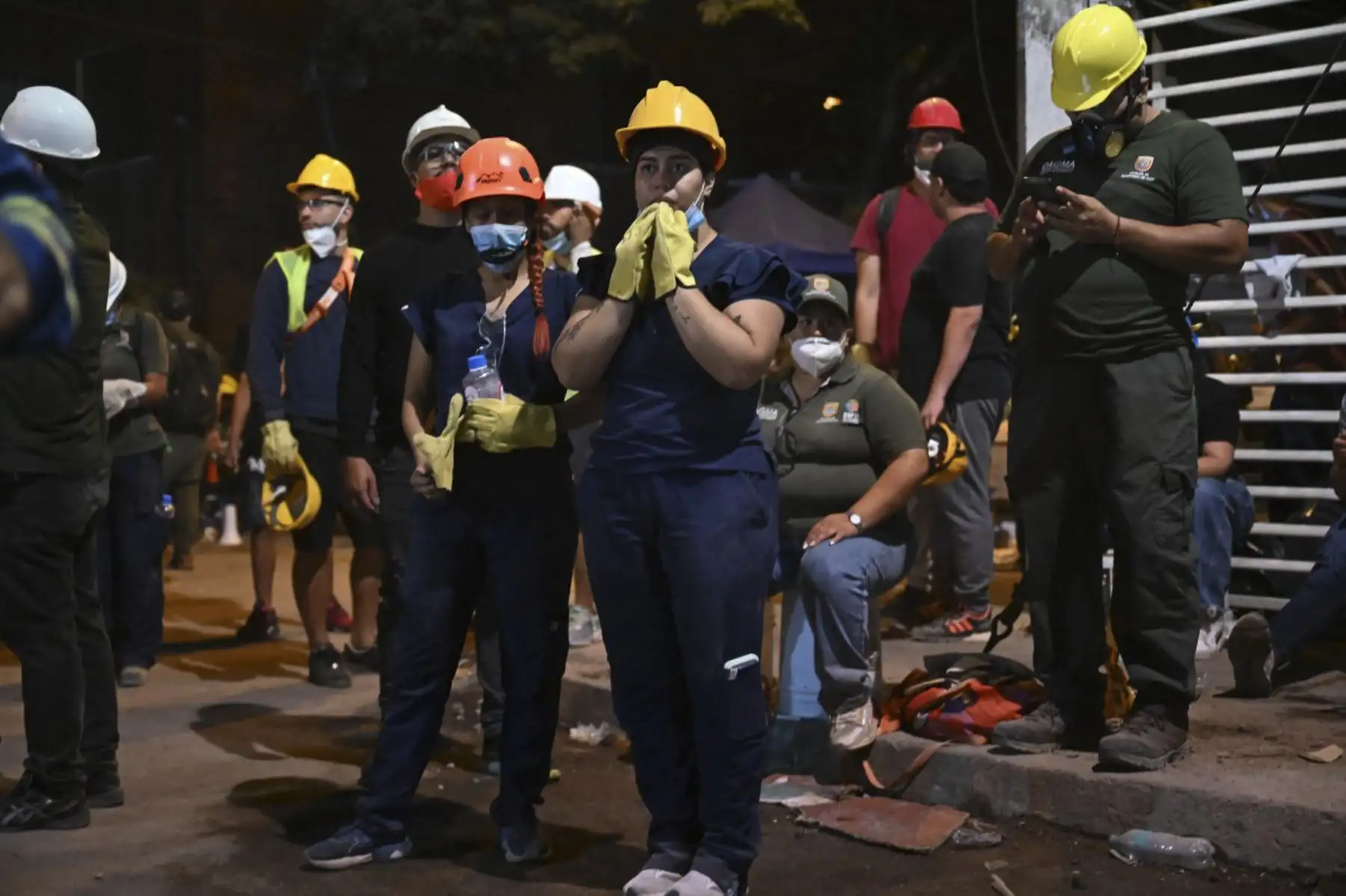 Equipos de rescate y voluntarios buscan supervivientes entre los escombros de edificios colapsados ​​tras un terremoto en Cali, Colombia.

Foto:AFP