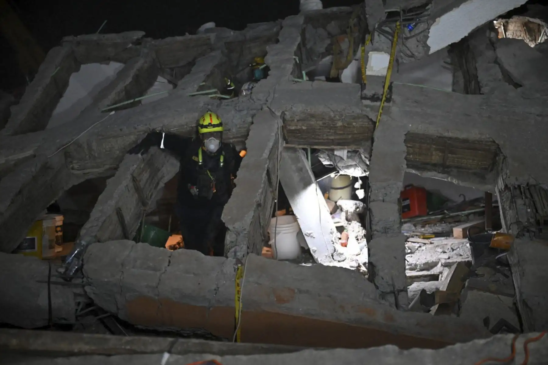 Un rescatista busca supervivientes entre los escombros de edificios colapsados ​​tras el último terremoto sucedido en Cali, Colombia. 

Foto:AFP