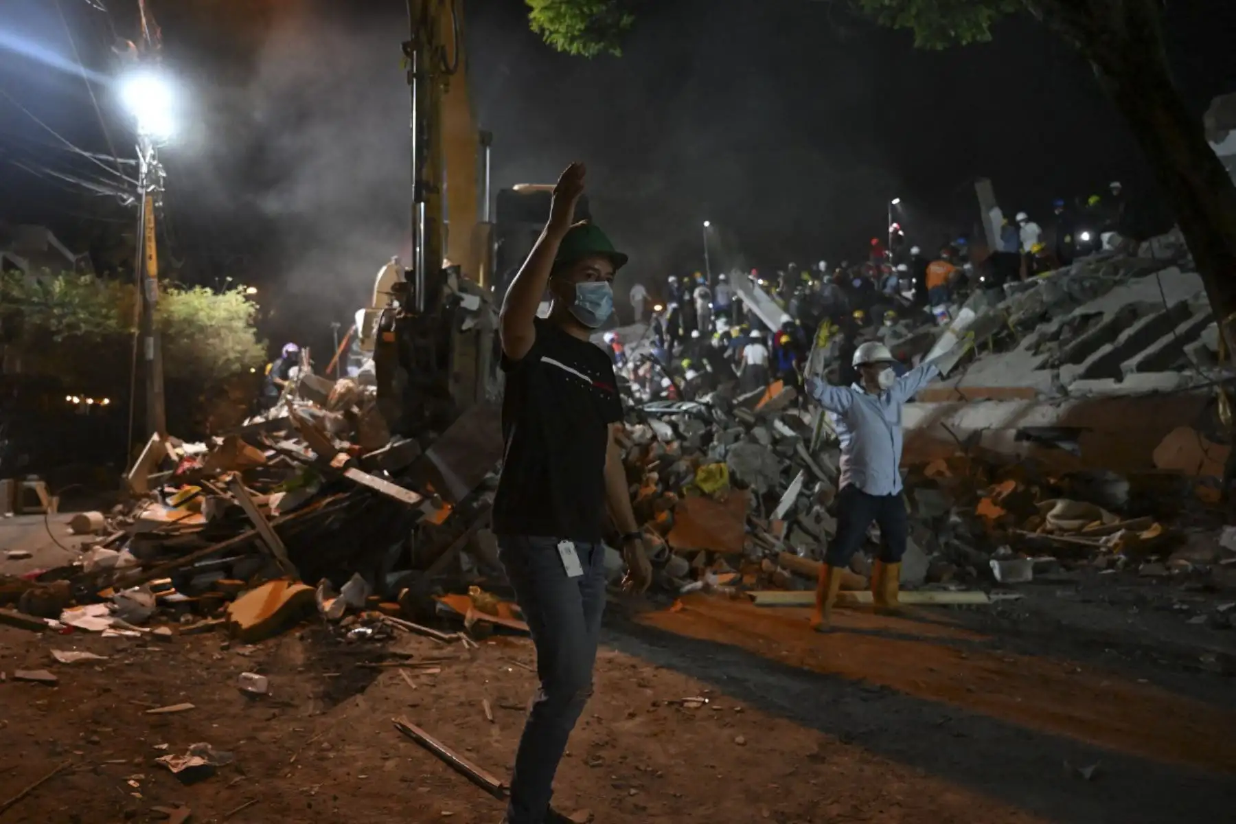 Equipos de rescate y voluntarios piden silencio mientras buscan supervivientes entre los escombros de edificios colapsados ​​tras un terremoto en Cali, Colombia.

Foto:AFP