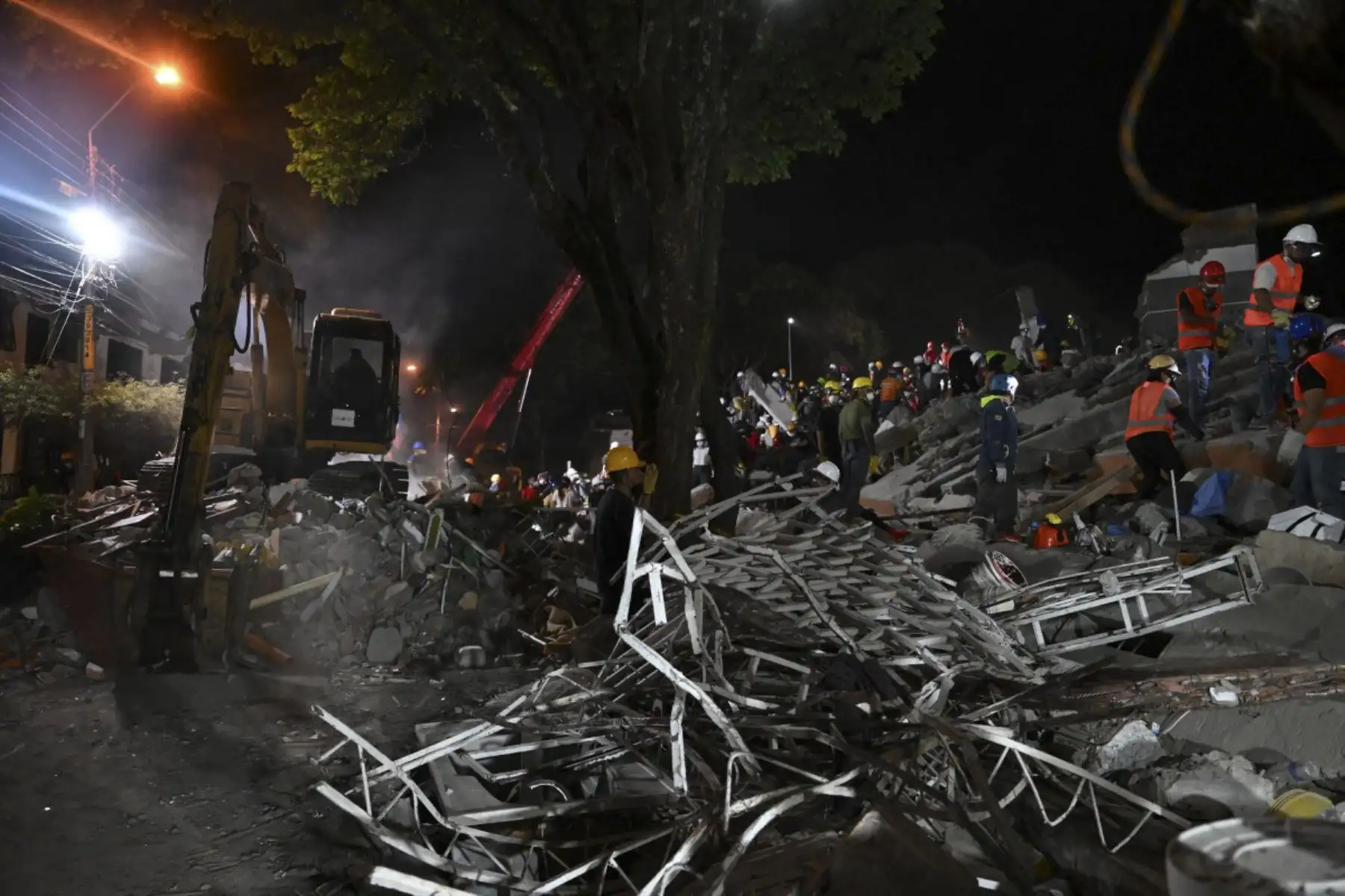 Equipos de rescate utilizan maquinaria pesada para retirar escombros mientras buscan supervivientes entre los edificios derrumbados tras un terremoto en Cali, Colombia.

Foto:AFP