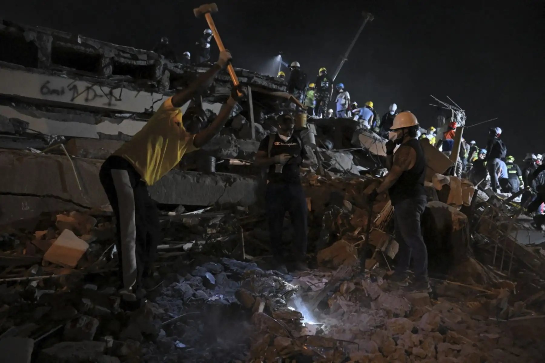 Equipos de rescate y voluntarios retiran escombros mientras buscan supervivientes entre los edificios derrumbados tras un terremoto en Cali, Colombia.

Foto:AFP