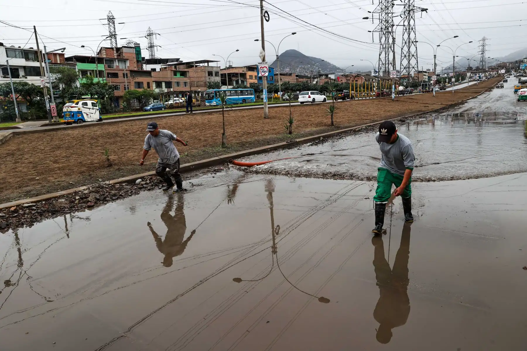 Personal y maquinaria de la Municipalidad de Villa El Salvador realizan trabajos de drenaje en el cruce de las avenidas Separadora Industrial y Pumacahua, sector 1, debido al empozamiento de agua generado por las lluvias registradas durante la madrugada. Foto: ANDINA/Juan Carlos Guzmán