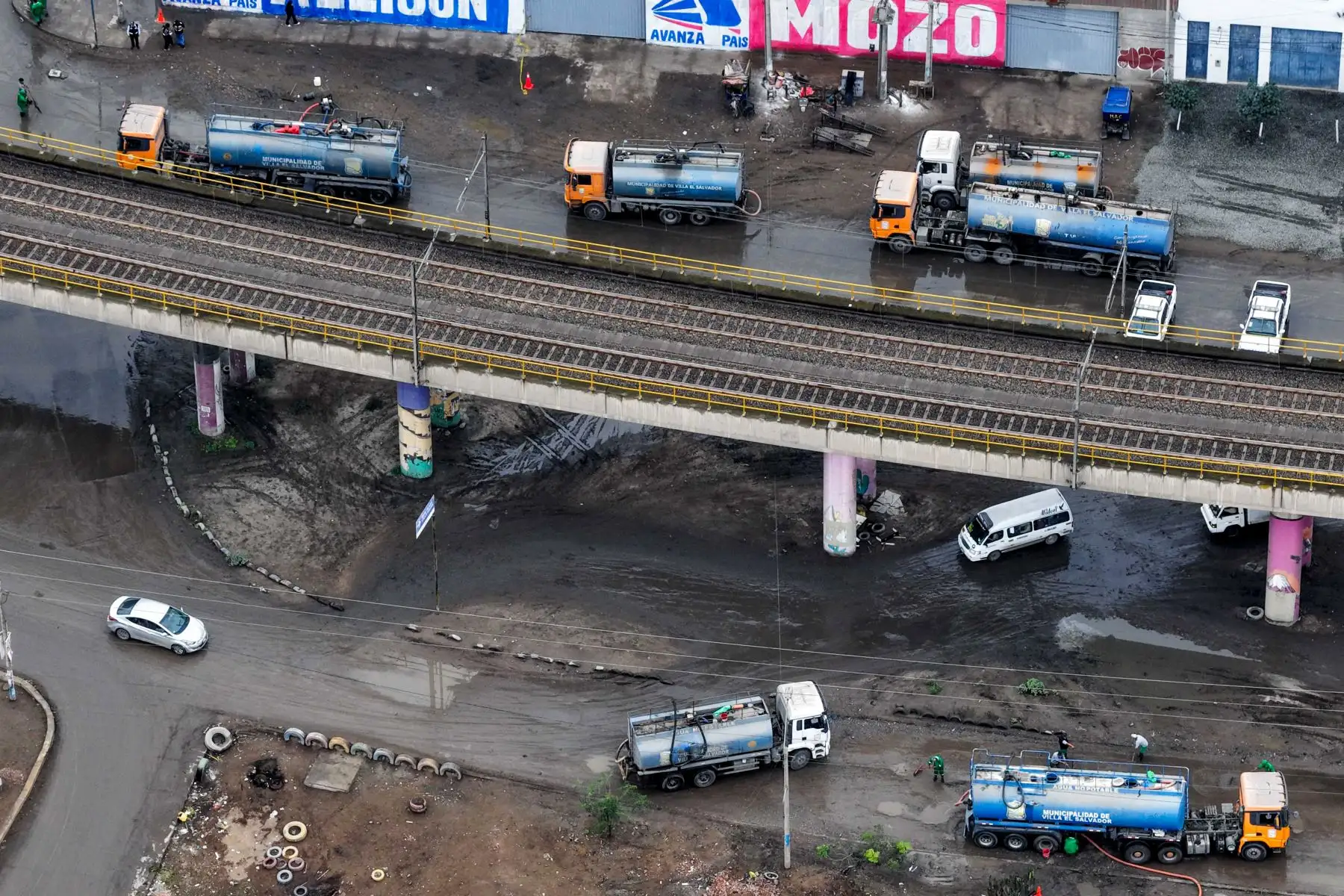Maquinaria municipal ejecuta labores de drenaje para retirar el agua acumulada en el cruce de las avenidas Separadora Industrial y Pumacahua, en Villa El Salvador, tras las lluvias de la madrugada. Foto: ANDINA/Juan Carlos Guzmán