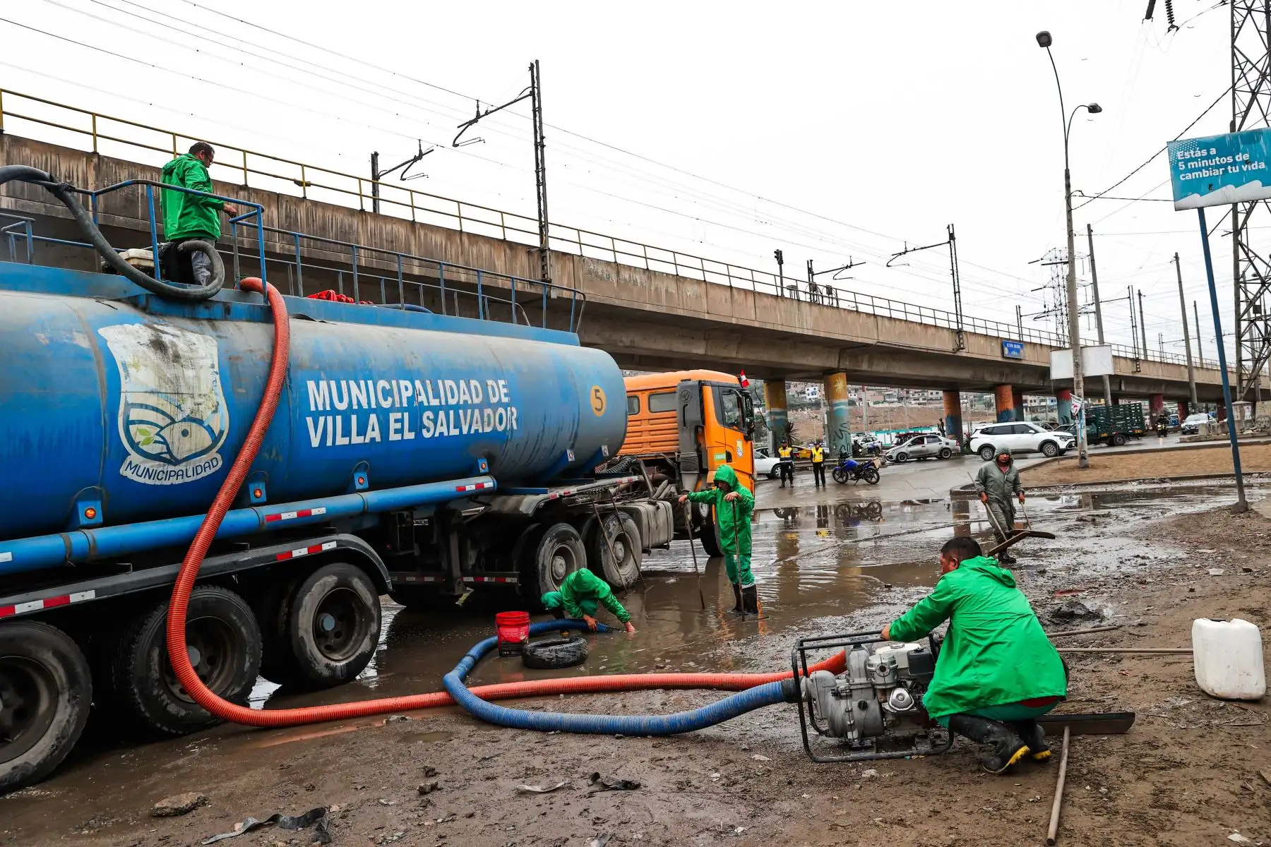 Trabajadores de la Municipalidad de Villa El Salvador realizan labores para atender el empozamiento de agua registrado en el sector 1, luego de las lluvias ocurridas durante la madrugada. Foto: ANDINA/Juan Carlos Guzmán