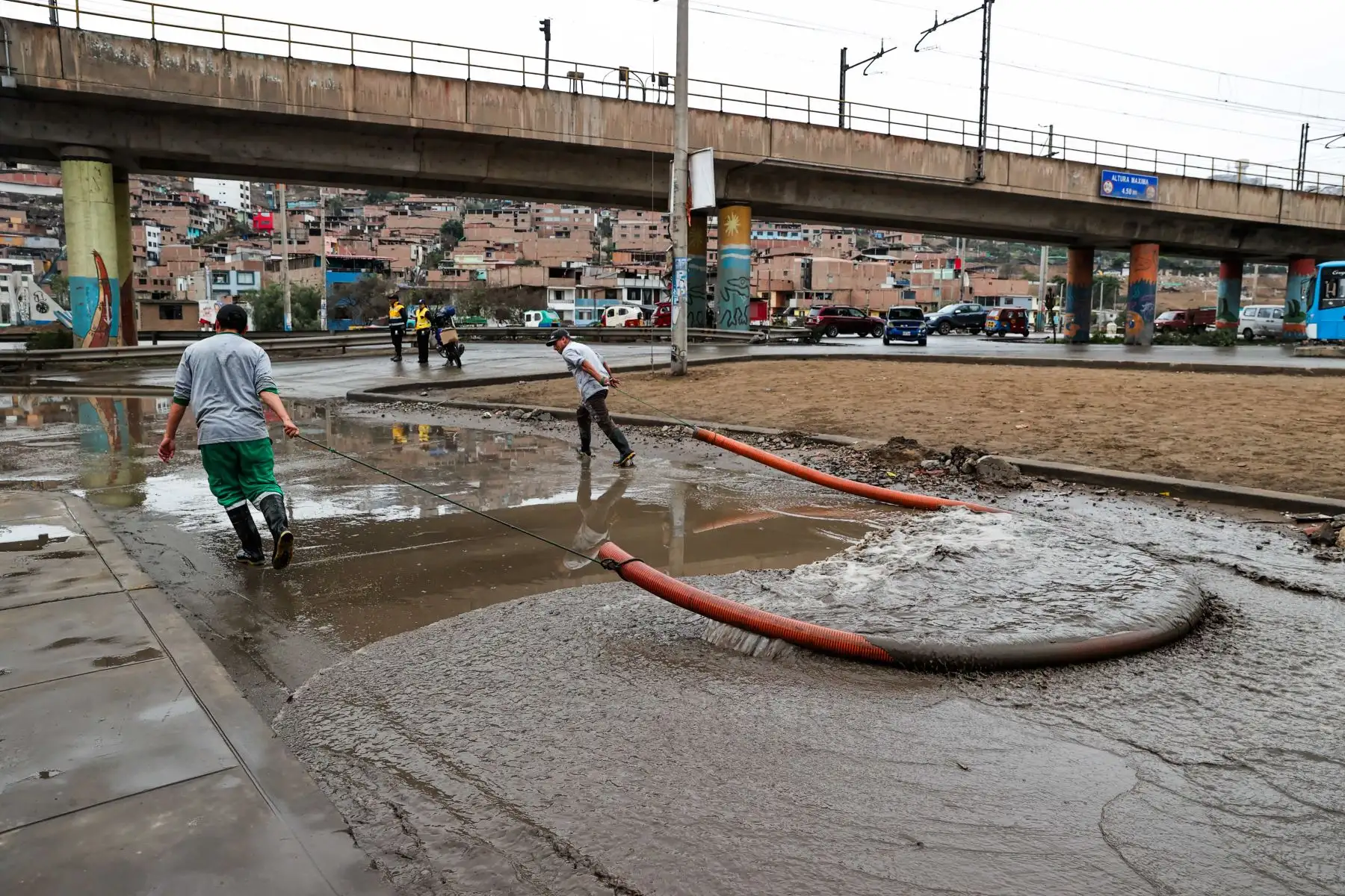 Trabajadores de la Municipalidad de Villa El Salvador realizan labores para atender el empozamiento de agua registrado en el sector 1, luego de las lluvias ocurridas durante la madrugada. Foto: ANDINA/Juan Carlos Guzmán