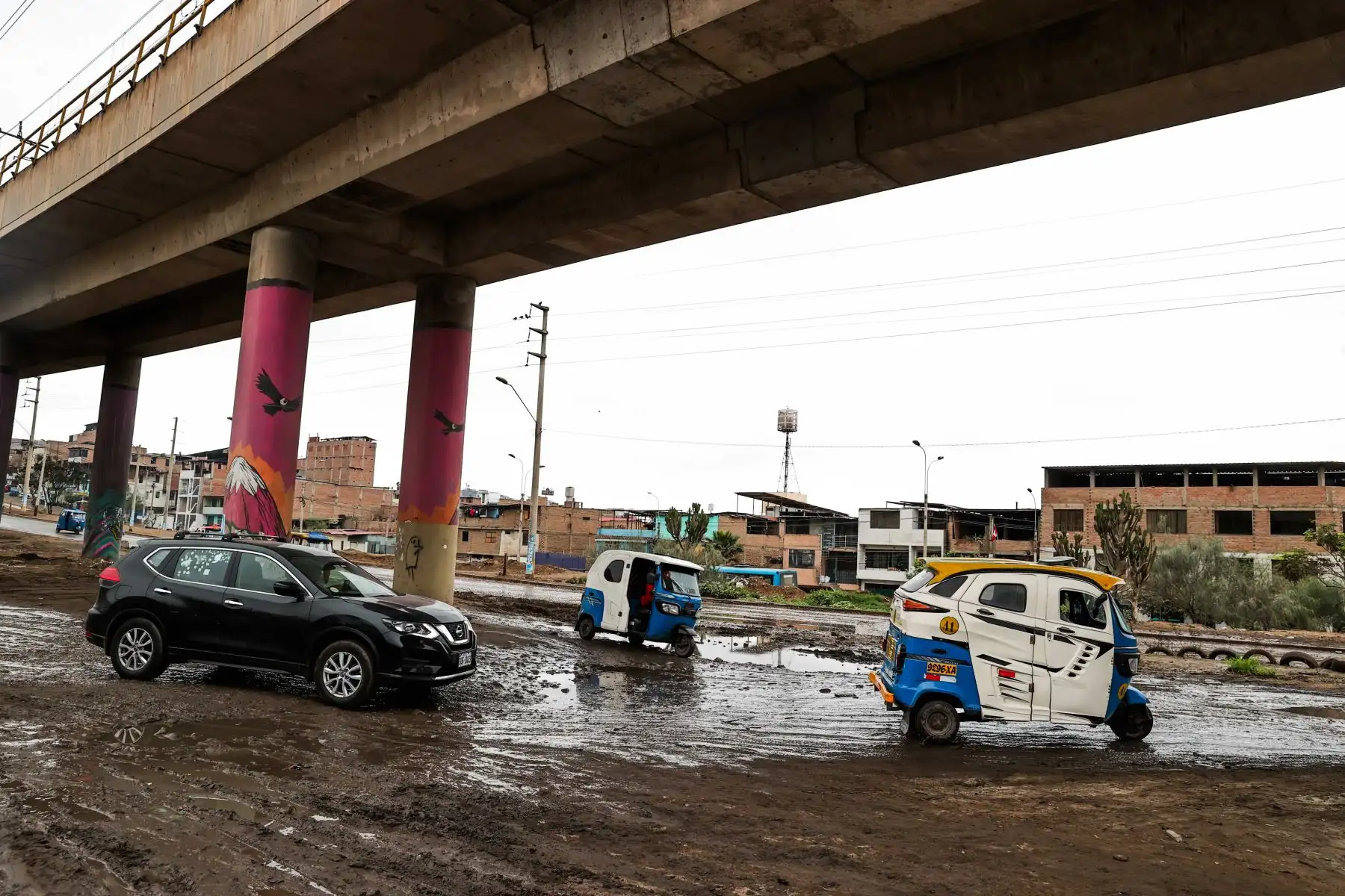 La Municipalidad de Villa El Salvador desplegó personal y maquinaria para atender el empozamiento de agua en el cruce de las avenidas Separadora Industrial y Pumacahua, tras las lluvias de la madrugada. Foto: ANDINA/Juan Carlos Guzmán