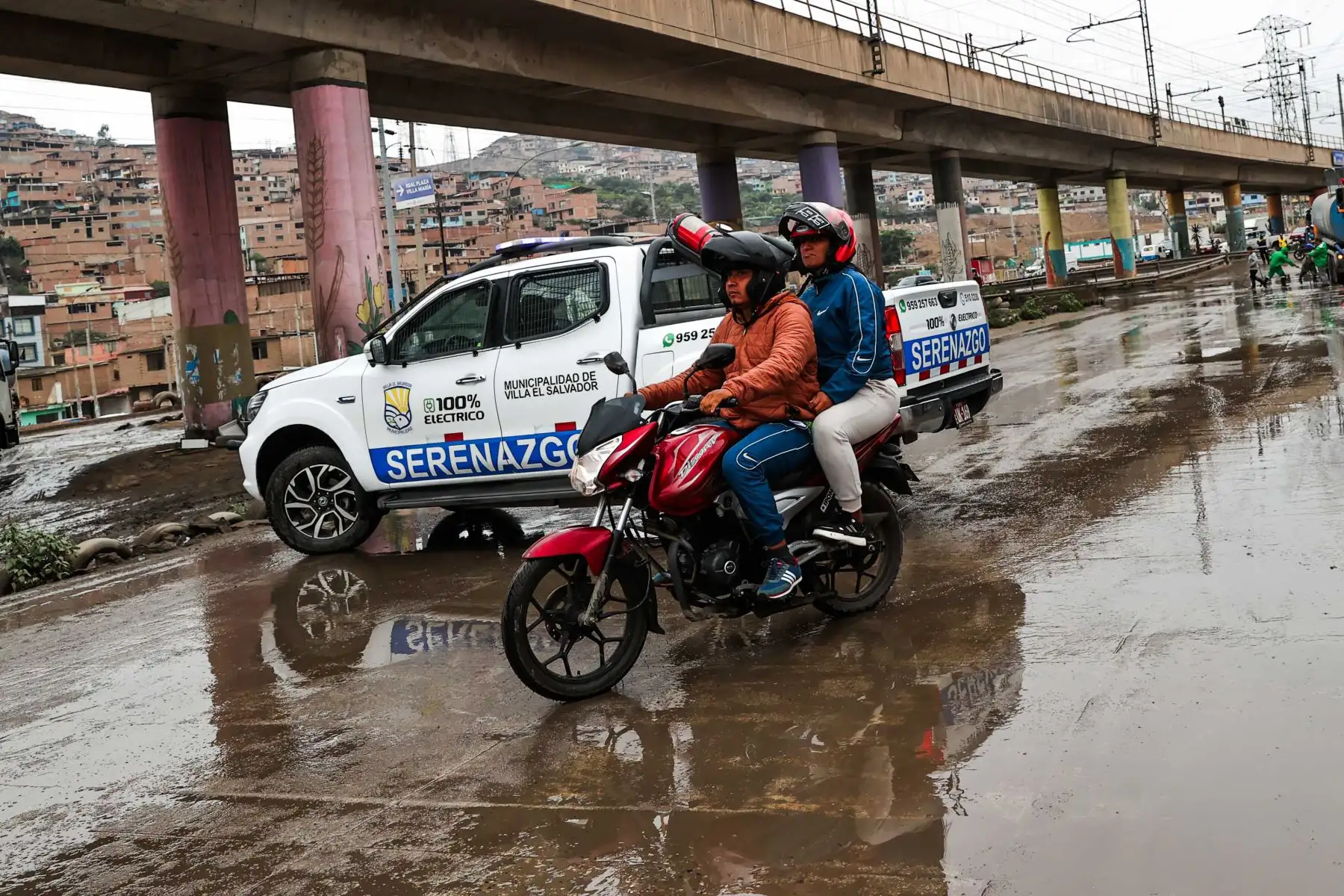 La Municipalidad de Villa El Salvador desplegó personal y maquinaria para atender el empozamiento de agua en el cruce de las avenidas Separadora Industrial y Pumacahua, tras las lluvias de la madrugada. Foto: ANDINA/Juan Carlos Guzmán