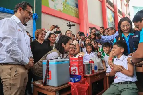 Presidenta Keiko Fujimori, supervisa campaña de vacunación contra el dengue en Tumbes