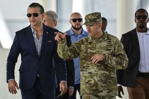 El secretario de Defensa Pete Hegseth (izq), llega al acto de clausura de los ejercicios militares multinacionales Panamax 2026. Foto: AFP