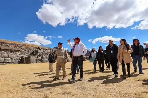 El ministro de Cultura, Alberto Beingolea, destacó la necesidad de reforzar las medidas de protección del patrimonio del parque arqueológico de Sacsayhuamán. Foto: Mincul