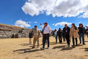 El ministro de Cultura, Alberto Beingolea, destacó la necesidad de reforzar las medidas de protección del patrimonio del parque arqueológico de Sacsayhuamán. Foto: Mincul