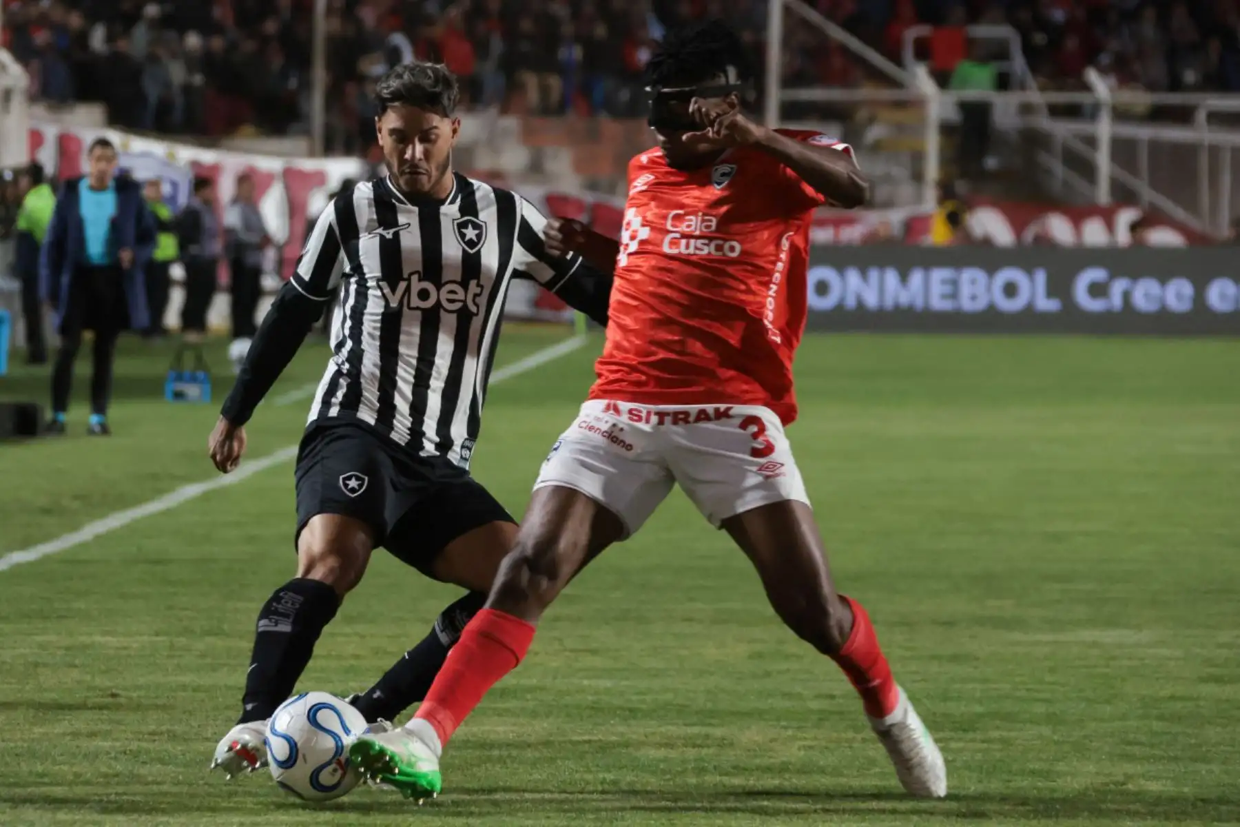 El defensor uruguayo de Botafogo Mateo Ponte y el defensor ecuatoriano de Cienciano Kevin Becerra luchan por el balón durante el partido de ida de los octavos de final de la Copa Sudamericana entre Cienciano de Perú y Botafogo de Brasil, en el estadio Inca Garcilaso de la Vega en Cusco. Foto: ANDINA/AFP