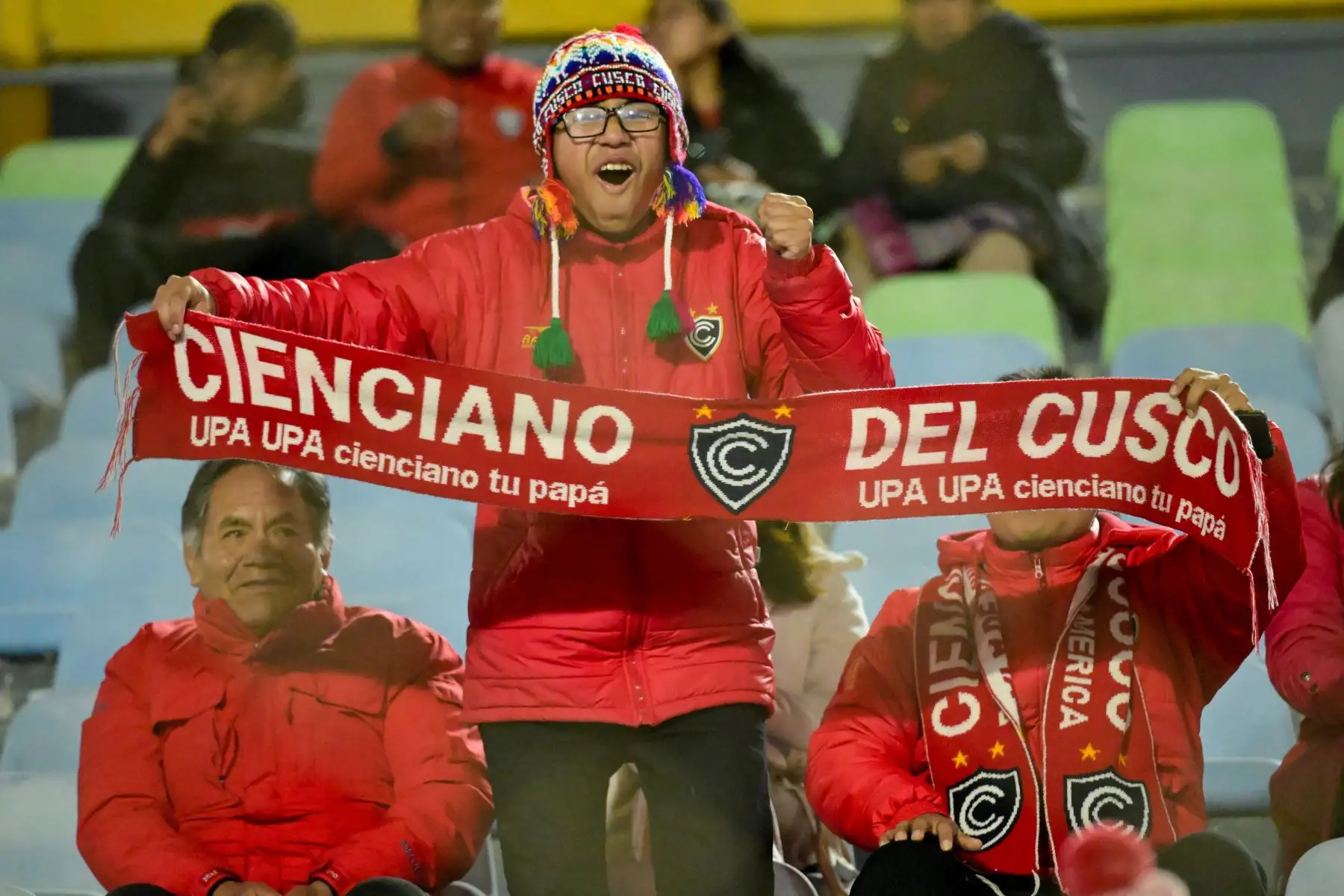 Aficionados de Cienciano animan este jueves, en un partido de ida de octavos de final de la Copa Sudamericana entre Cienciano y Botafogo en el estadio Inca Garcilaso de la Vega, en Cusco. Foto: EFE