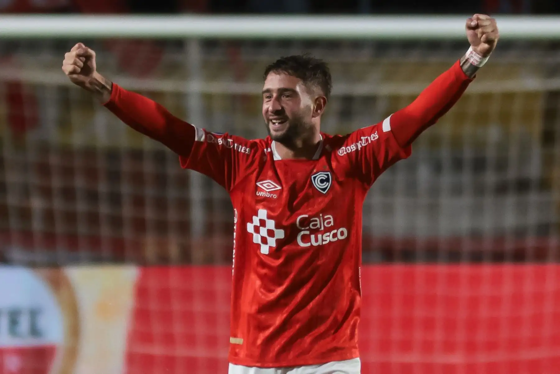 El centrocampista argentino del Cienciano, Marcos Martinich celebra el cuarto gol de su equipo durante el partido de ida de los octavos de final de la Copa Sudamericana entre el Cienciano de Perú y el Botafogo de Brasil, en el estadio Inca Garcilaso de la Vega en Cusco. Foto: ANDINA/AFP