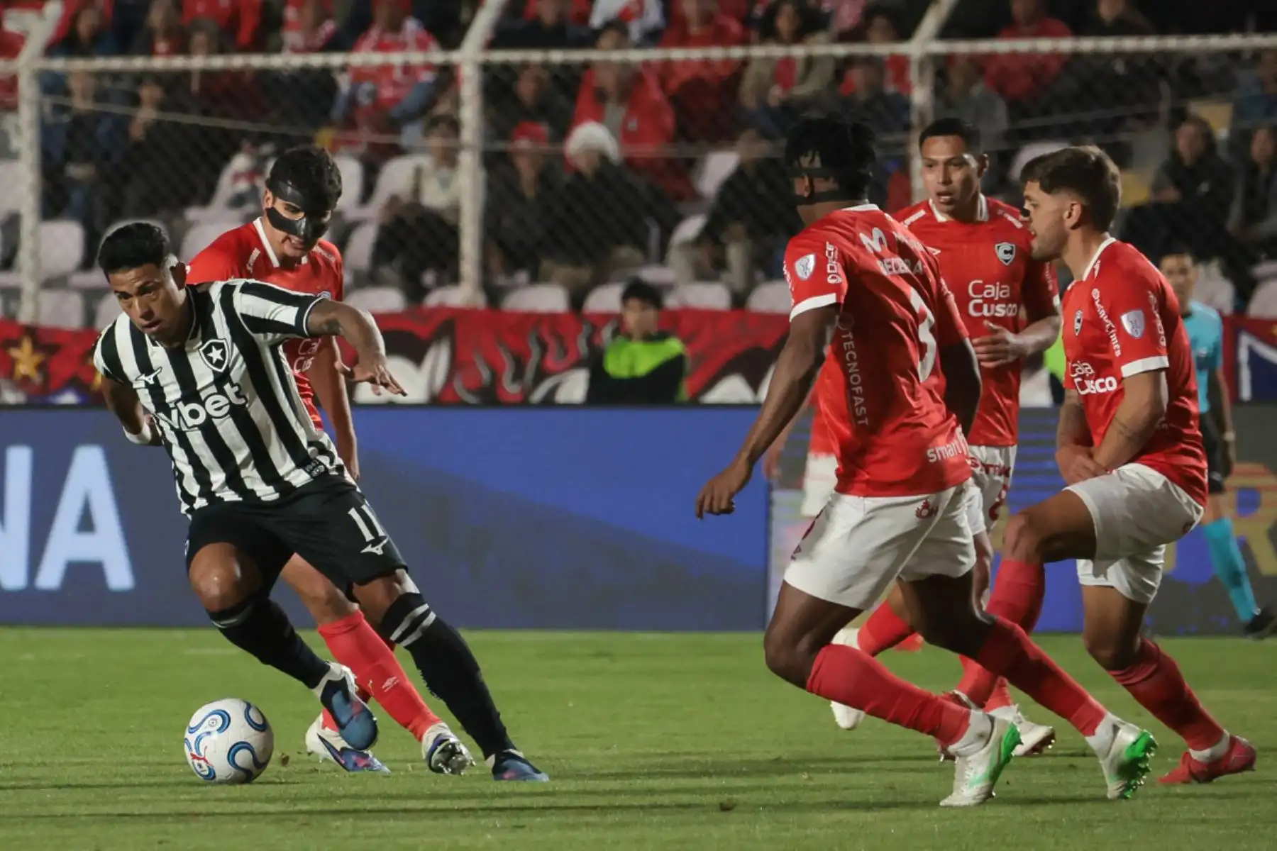 El delantero del Botafogo, Matheus Martins, intenta regatear a los defensores del Cienciano durante el partido de ida de los octavos de final de la Copa Sudamericana entre el Cienciano de Perú y el Botafogo de Brasil, en el estadio Inca Garcilaso de la Vega en Cusco. Foto: ANDINA/AFP