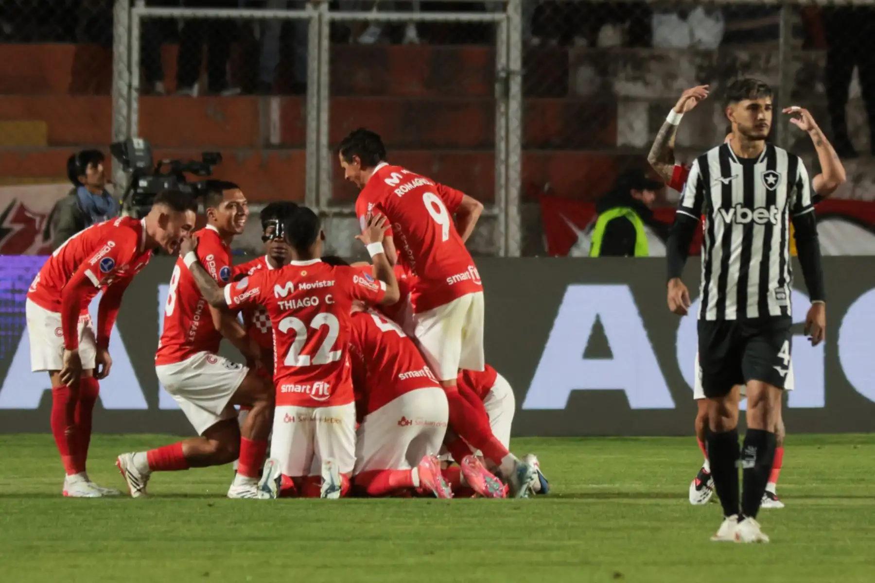 Jugadores del Cienciano celebran tras anotar un gol durante el partido de ida de los octavos de final de la Copa Sudamericana entre el Cienciano de Perú y el Botafogo de Brasil, en el estadio Inca Garcilaso de la Vega en Cusco. Foto: ANDINA/AFP
