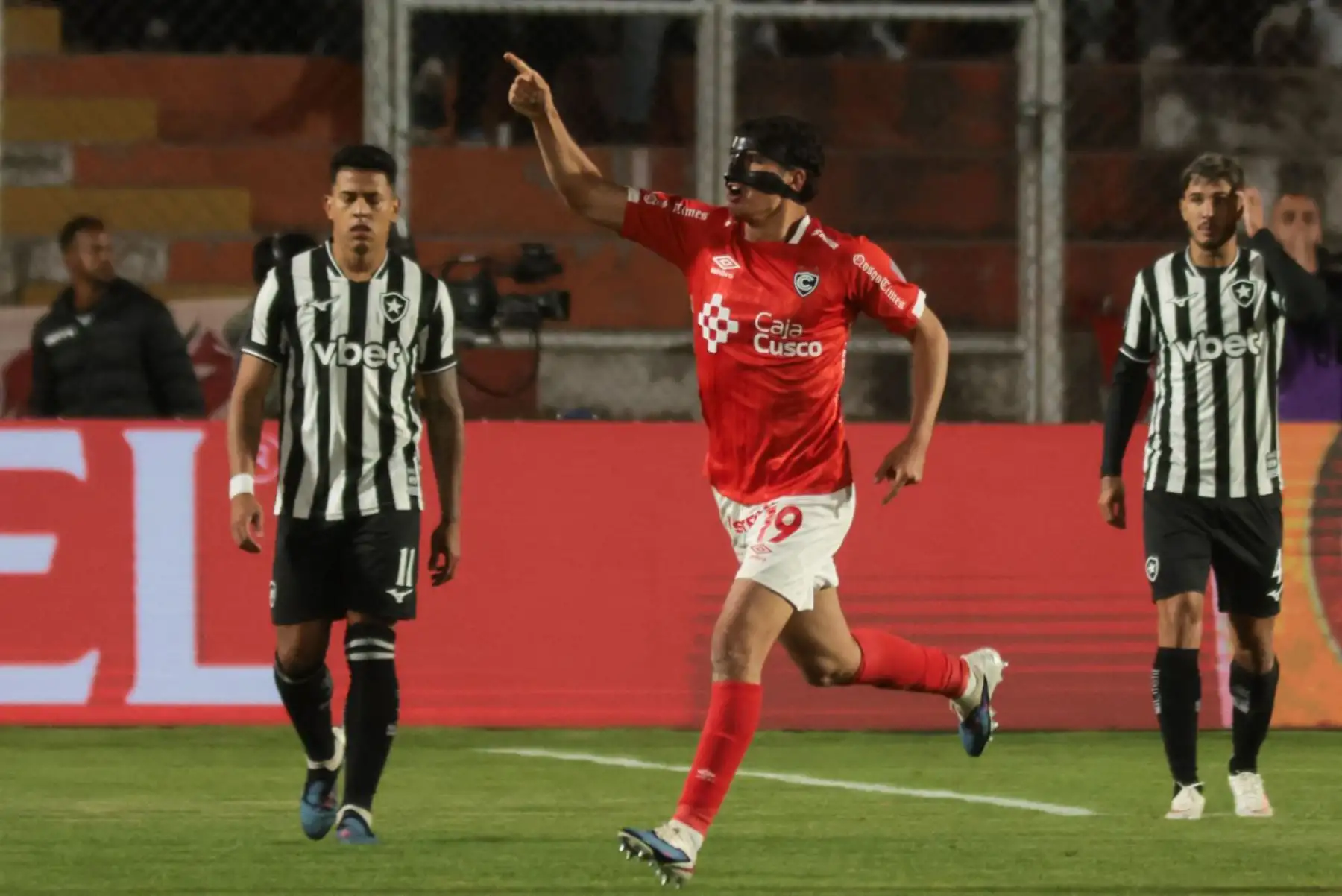 El delantero del Cienciano, Matías Succar, celebra tras marcar un gol durante el partido de ida de los octavos de final de la Copa Sudamericana entre el Cienciano de Perú y el Botafogo de Brasil, en el estadio Inca Garcilaso de la Vega en Cusco. Foto: ANDINA/AFP