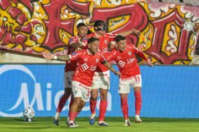 Jugadores de Cienciano celebran un gol este jueves en Cusco. Foto: EFE