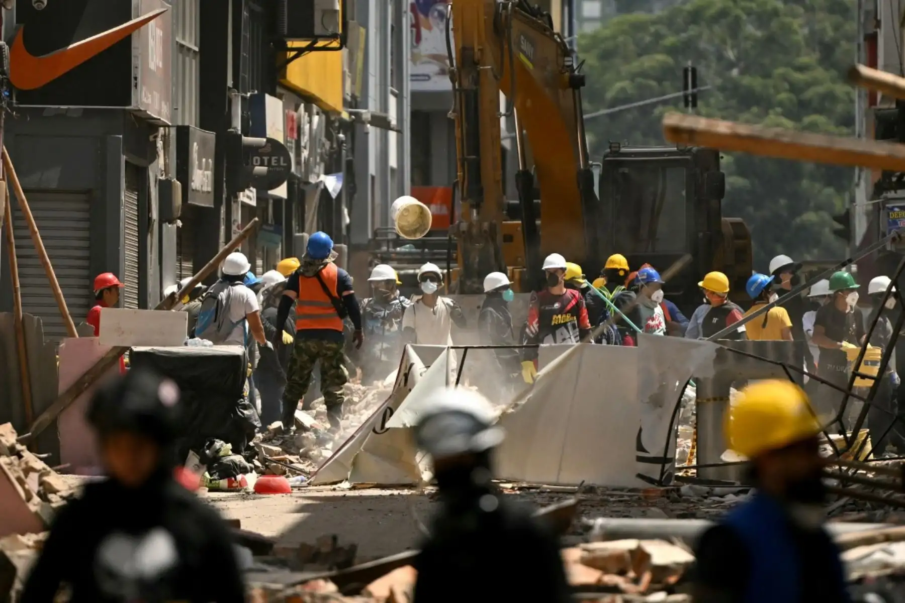 Los rescatistas buscan sobrevivientes entre los escombros de un edificio derrumbado cuatro días después del terremoto de magnitud 7.4 que sacudió Pereira, Colombia. Foto: AFP