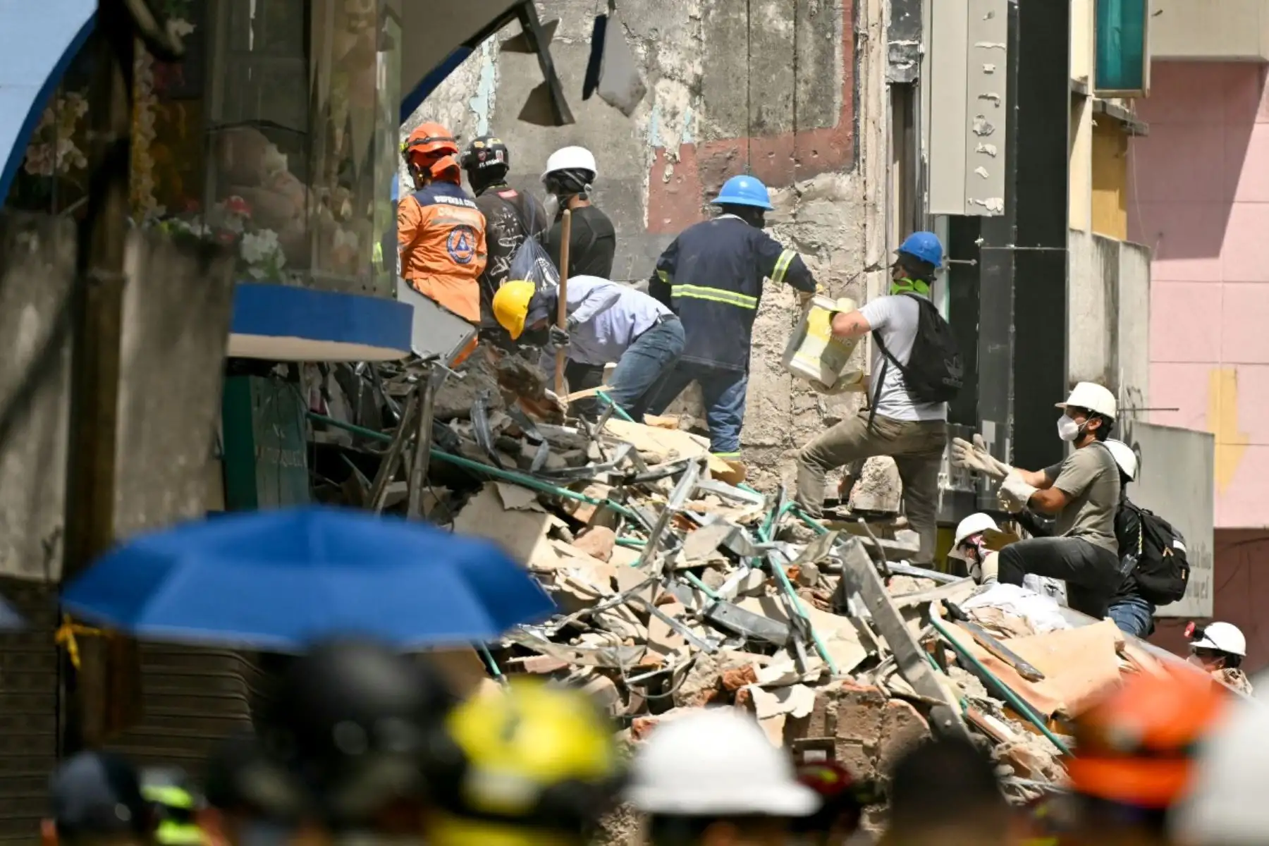 Los rescatistas buscan sobrevivientes entre los escombros de un edificio derrumbado cuatro días después del terremoto de magnitud 7.4 que sacudió Pereira, Colombia. Foto: AFP